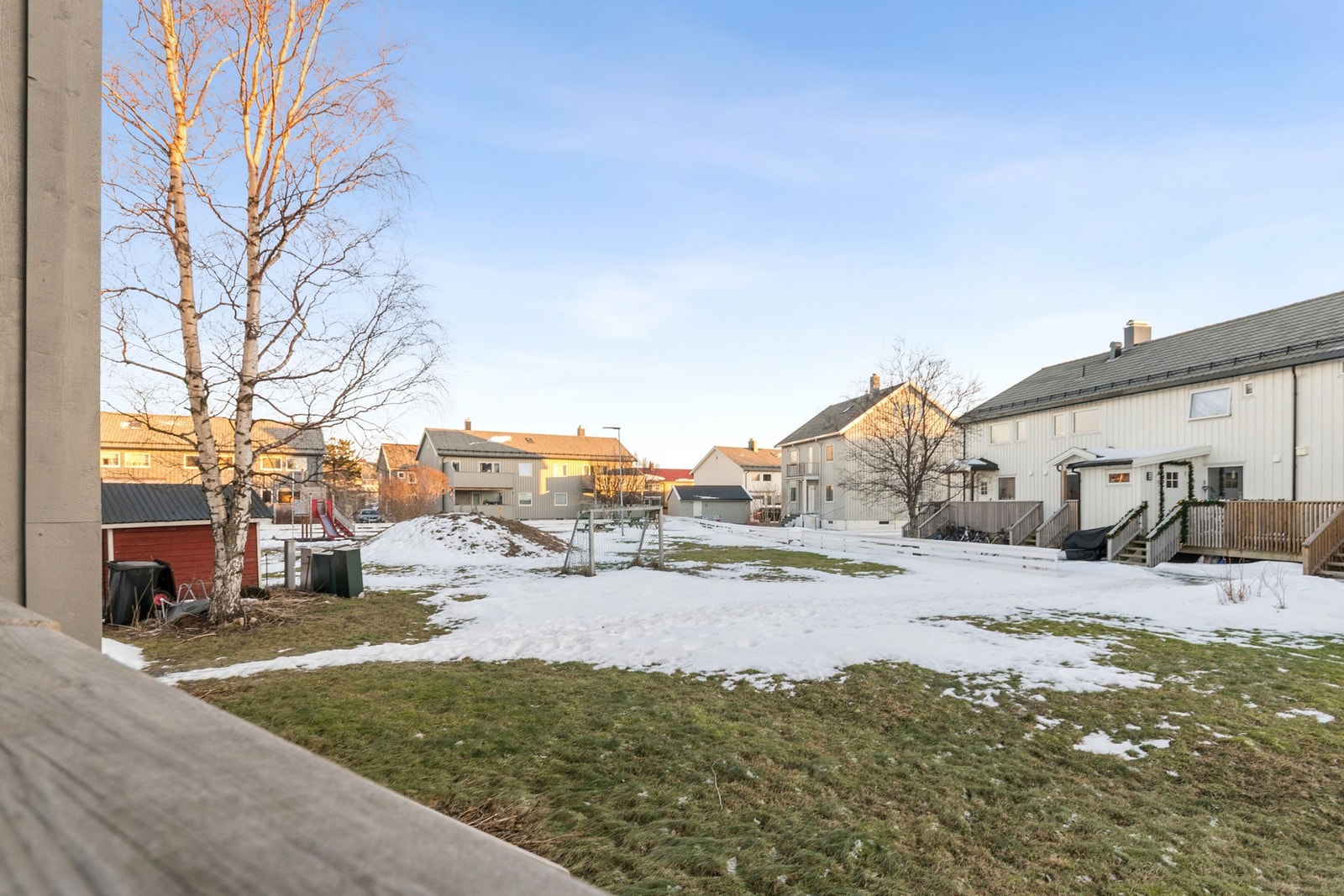 Balkong, utgang til felles grønnareal og hage. Galleribilde