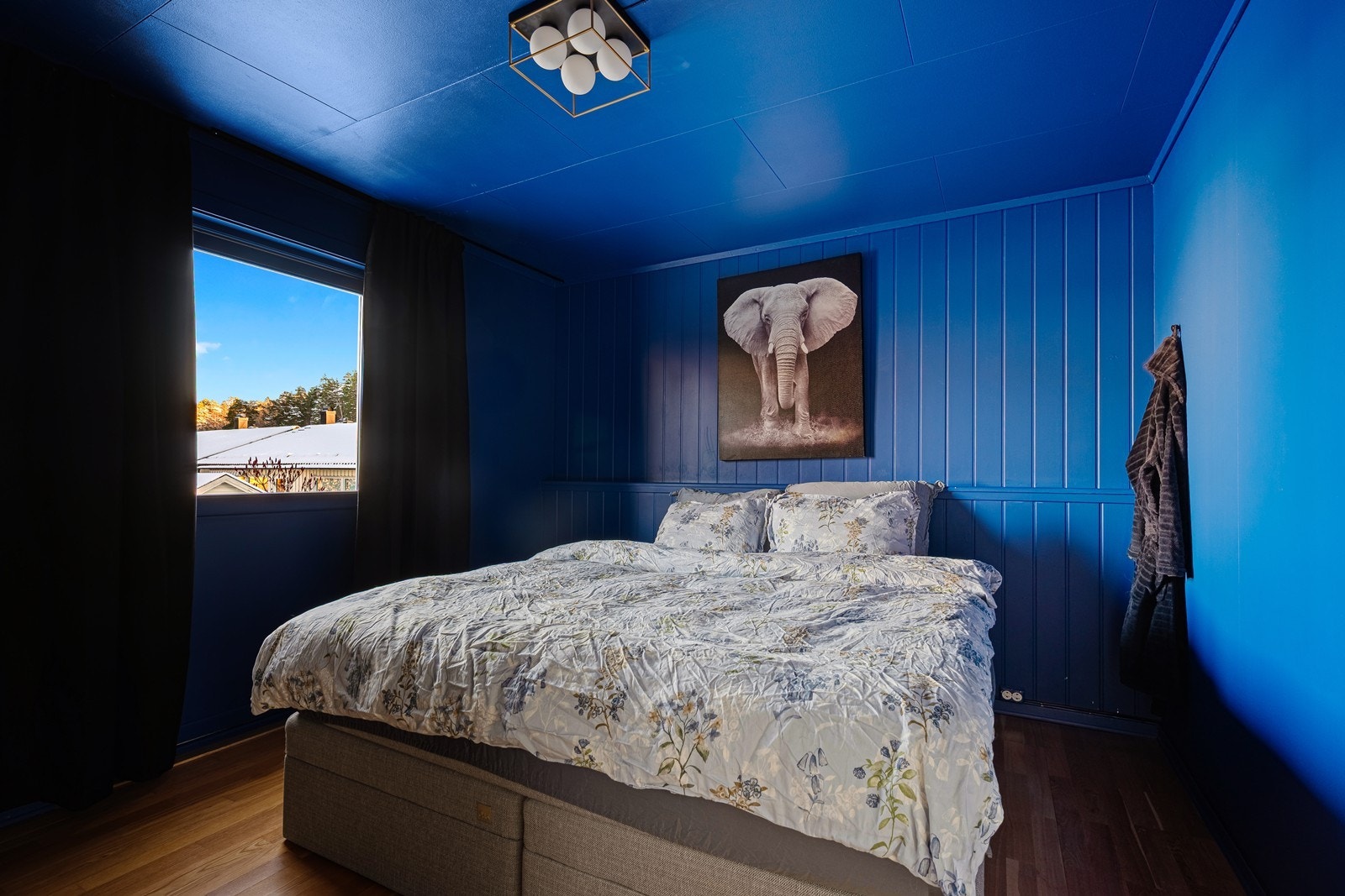 Hovedsoverommet er malt opp i en knasj blåfarge, og har skyvedørsgaderobe. Galleribilde