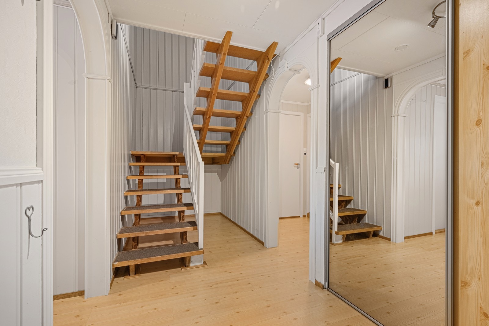 1. etg. inneholder vindfang, gang, to soverom, bad, wc, vaskerom og to boder. Galleribilde