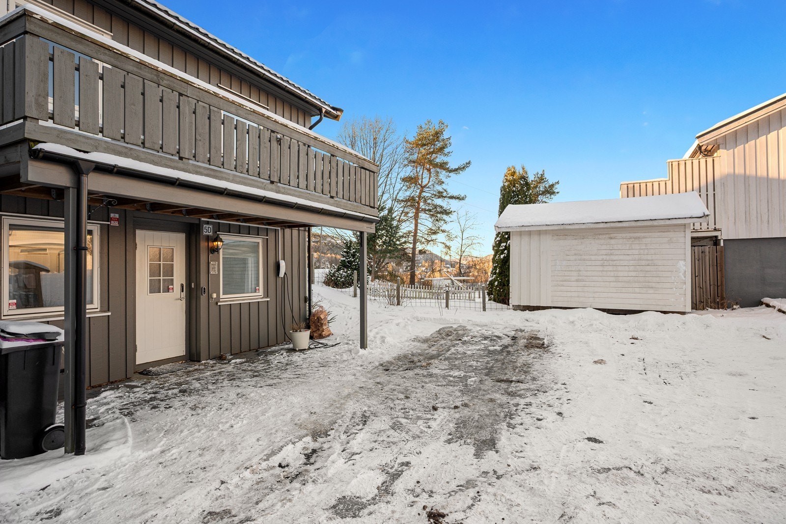 Leiligheten har en god plassering på enden av rekka, med parkering rett på utsiden av leiligheten. Galleribilde