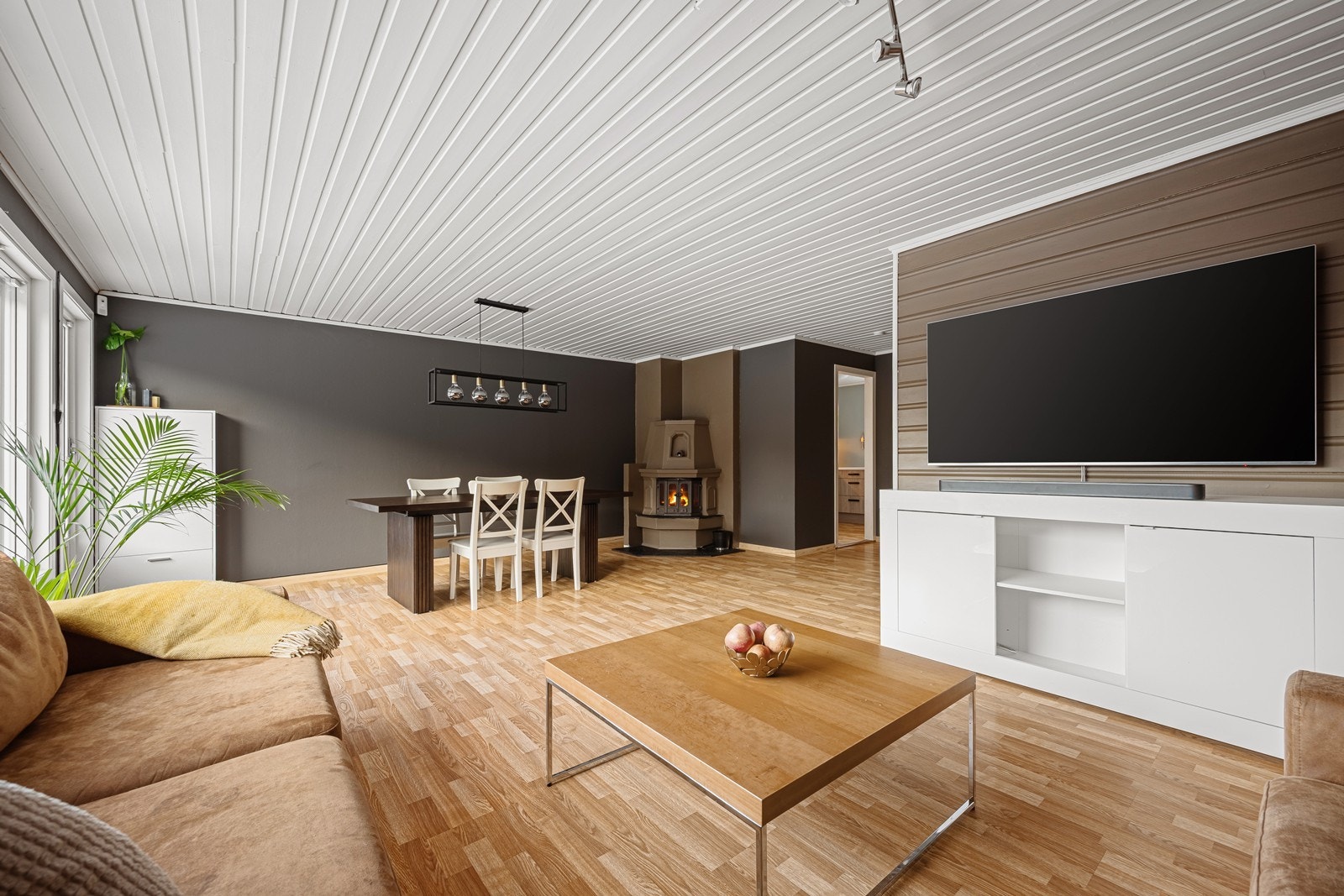 Stuen er nylig malt opp i en moderne gråfarge, samt at en vegg er kledd med spiler. Galleribilde