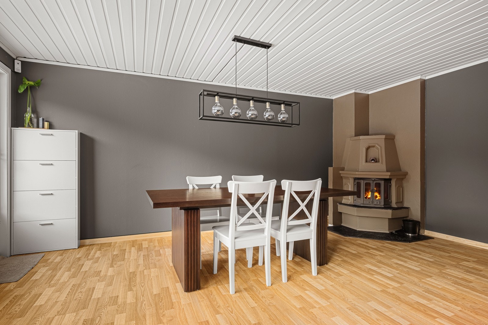 I stuen er det peisovn med innsats, og utgang til koselig uteplass med terrasse (2021) og gressplen. Galleribilde