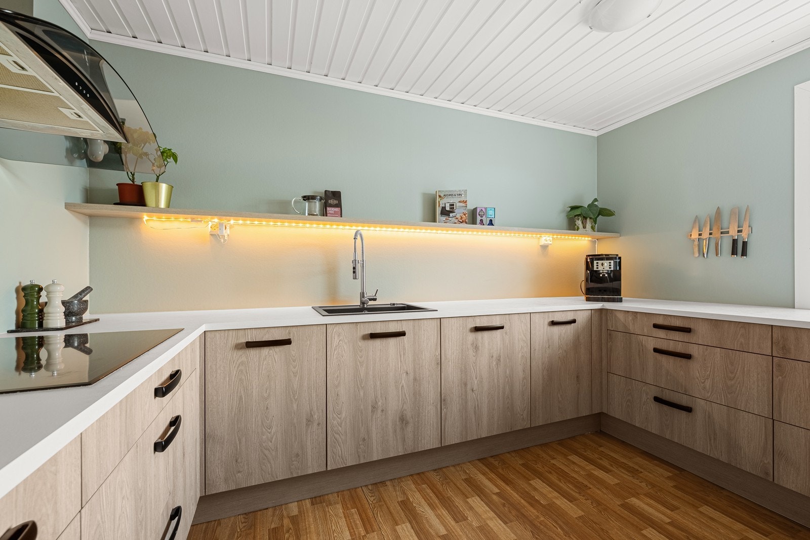 Kjøkkenet har nyere (2020) og lekker innredning med glatte fronter, laminert benkeplate og integrerte hvitevarer (platetopp, komfyr, oppvaskmaskin og kjøleskap). Galleribilde