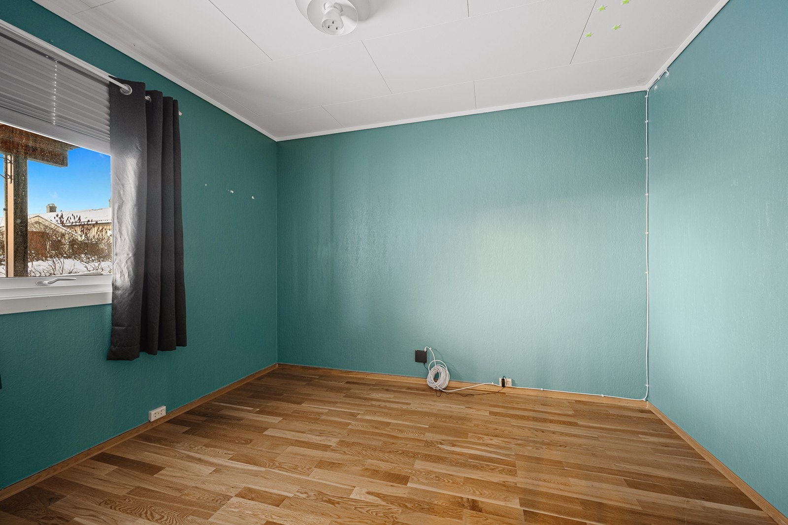 Begge soverom i 1. etg. er romslige med parkett på gulv og malt tapet på vegger. Galleribilde