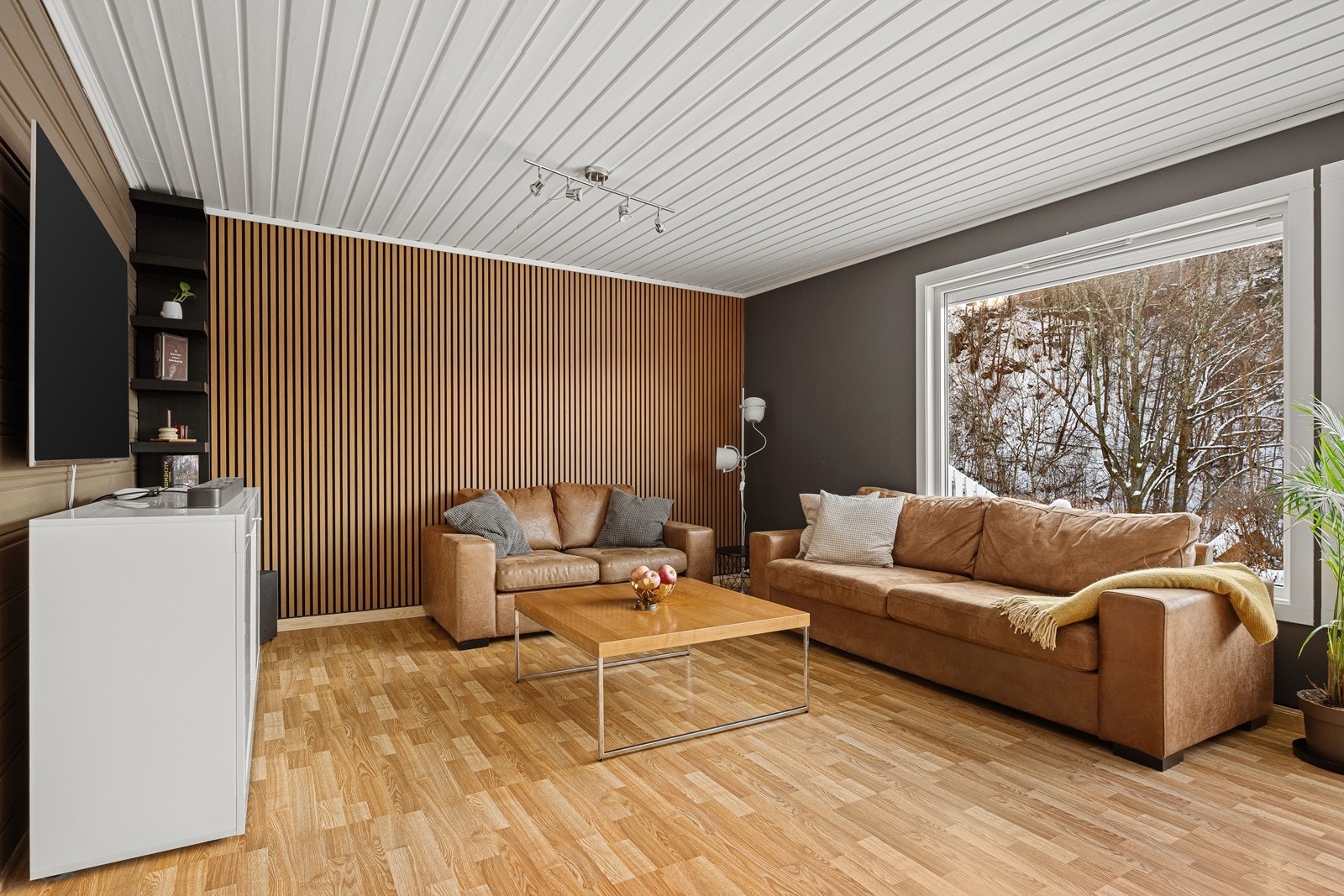 De store vinduene i stua ble byttet av borettslaget i 2015. Galleribilde