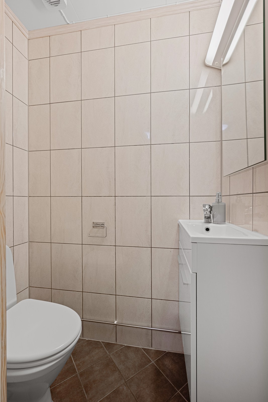 Separat wc-rom som inneholder wc og servant. Galleribilde