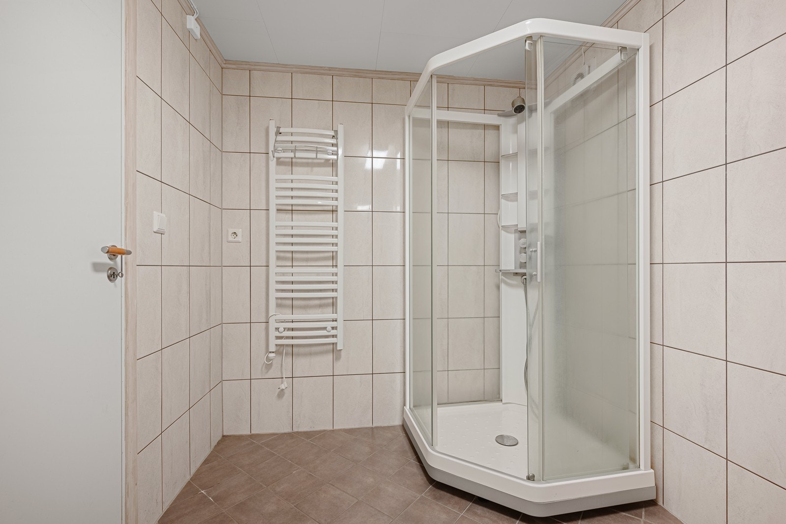 Badet inneholder dusjkabinett og servant, samt en innredning med stor oppbevaringsplass. Galleribilde