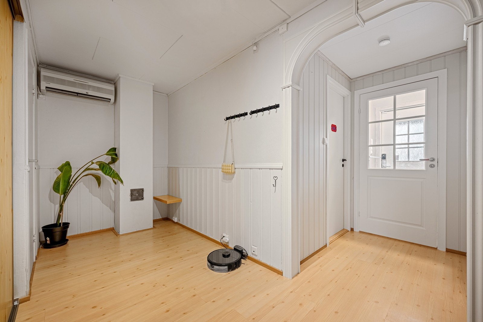 I gangen er skyvedørsgarderobe og varmepumpe. Galleribilde