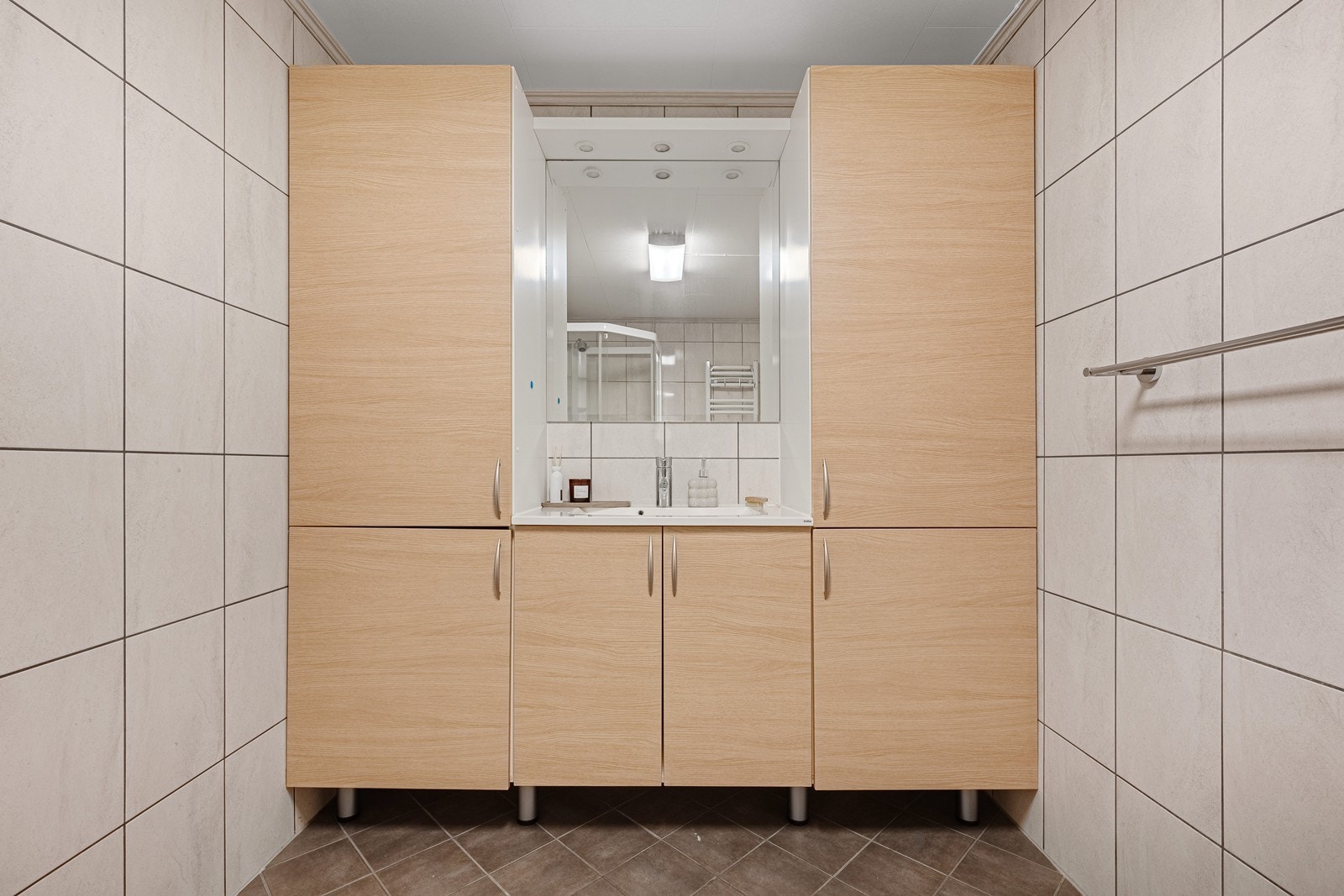 Badet ble oppgradert i 2010 og har flislagt gulv med varmekabler, flis på vegger og takess i himling. Galleribilde