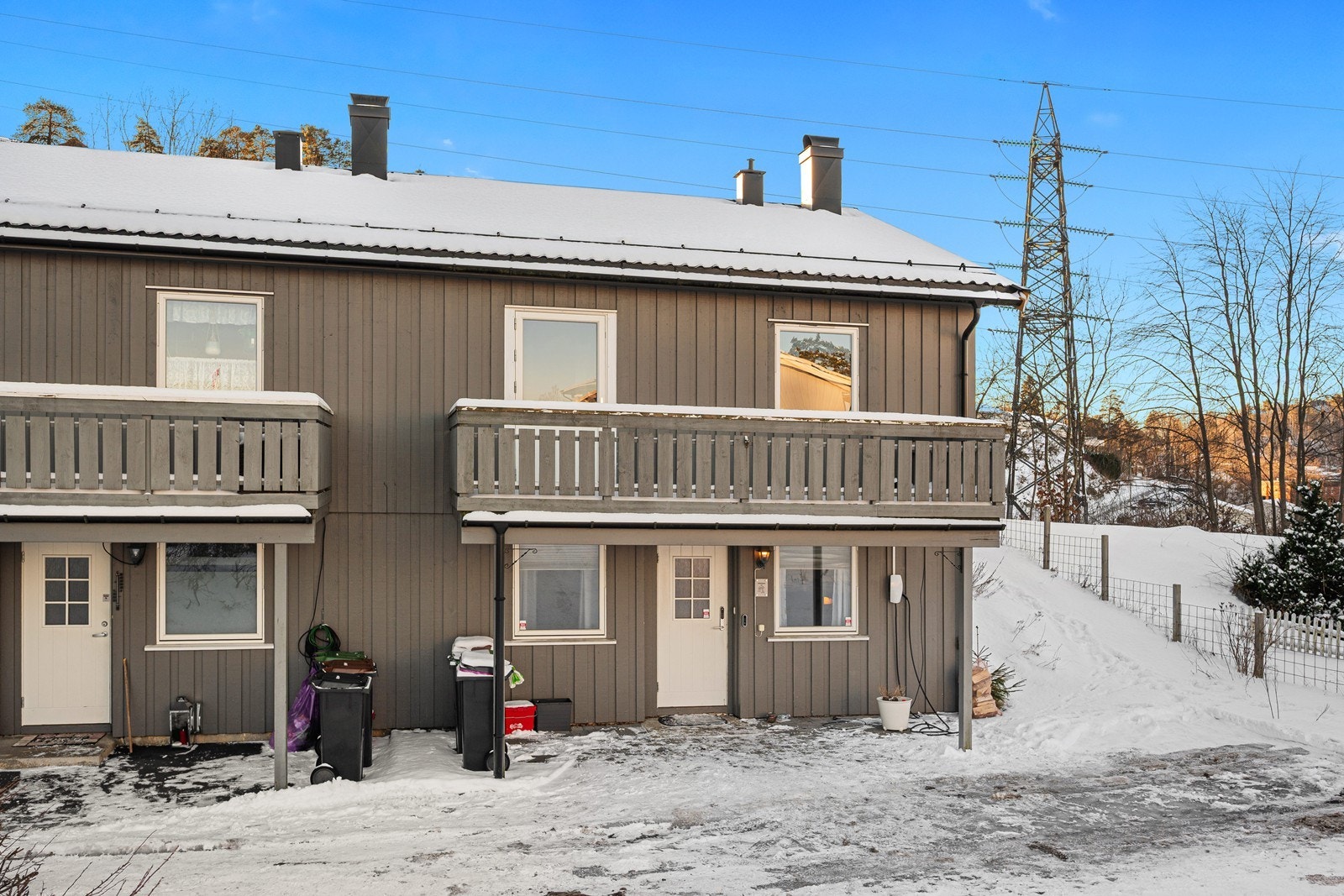 Leiligheten har en god plassering på enden av rekka, med parkering rett på utsiden av leiligheten. Galleribilde