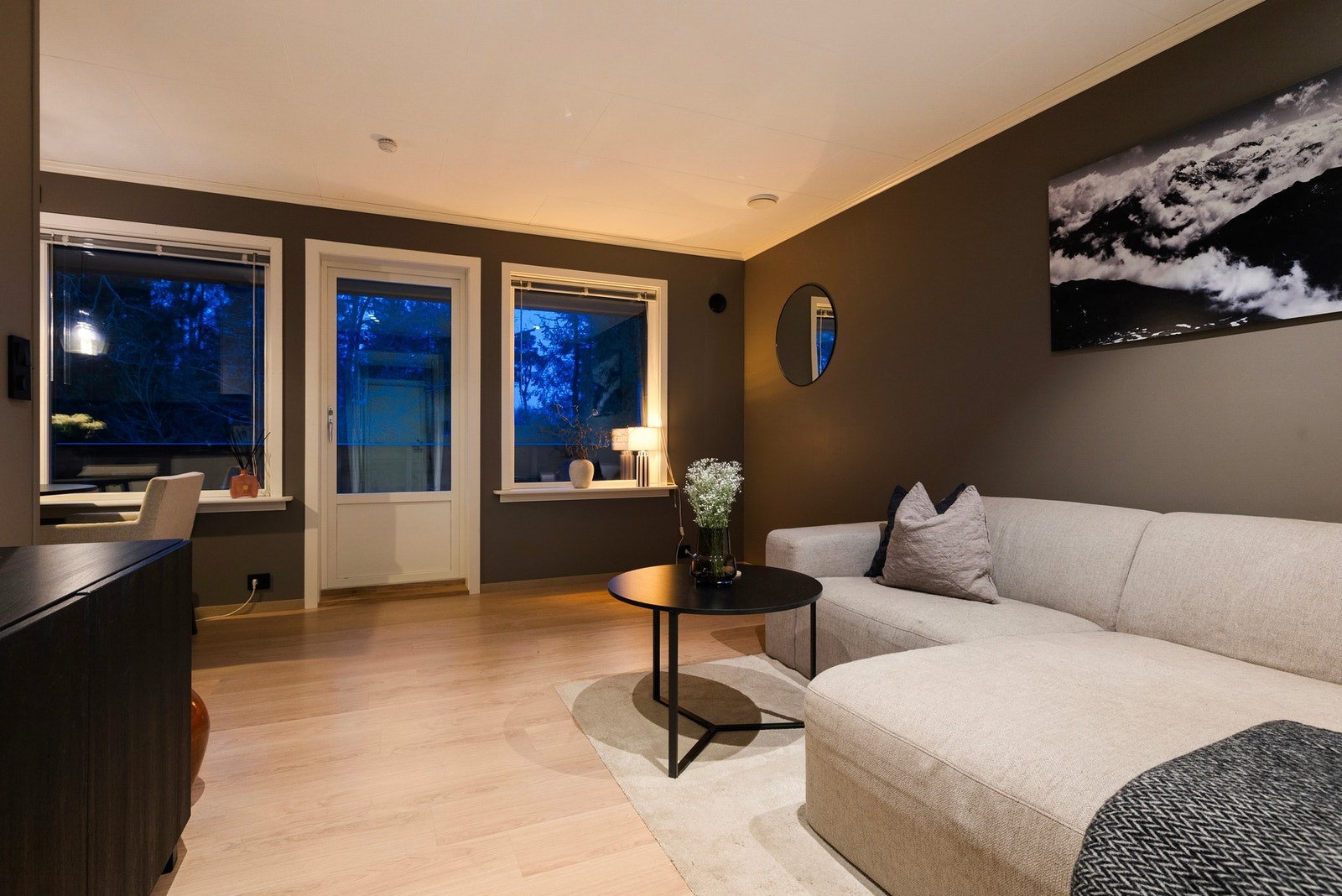 Leiligheten får en ekstra lun og hyggelig atmosfære når mørket senker seg. Galleribilde