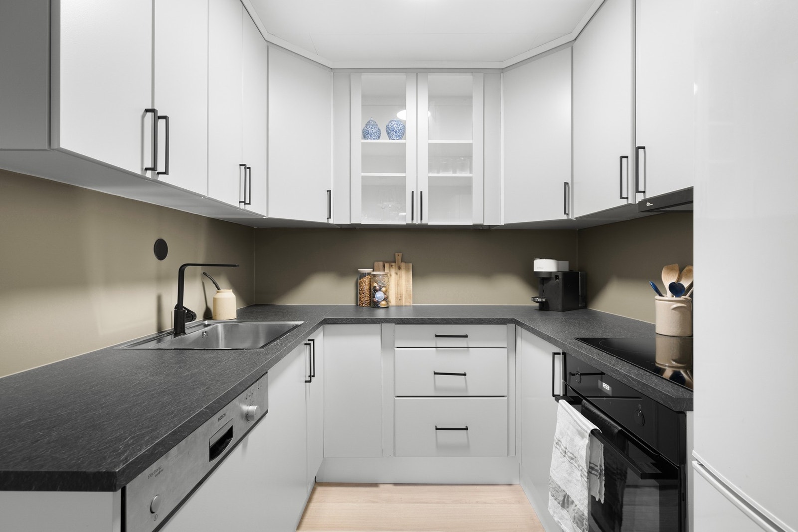 Kjøkkenet ligger i en delvis åpen løsning og byr på gode arbeidsflater og oppbevaringsmuligheter. Galleribilde