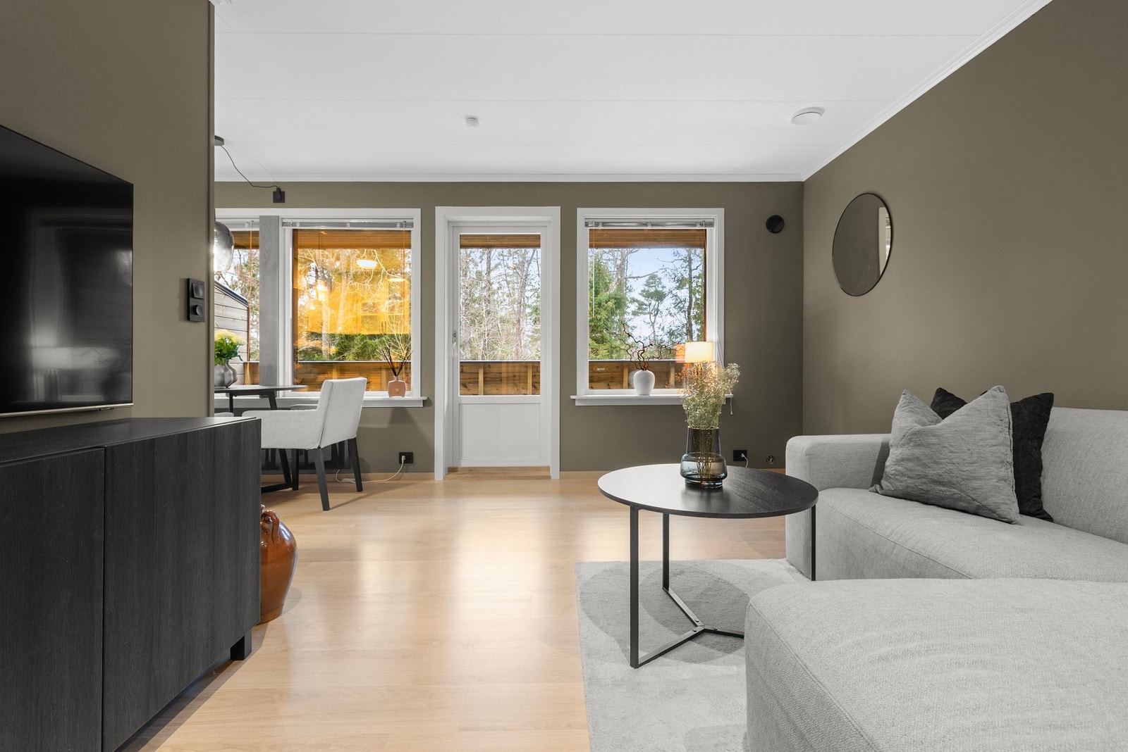 Stuen - et pent og koselig oppholdsrom med plass til både sofakrok og spisegruppe. Galleribilde