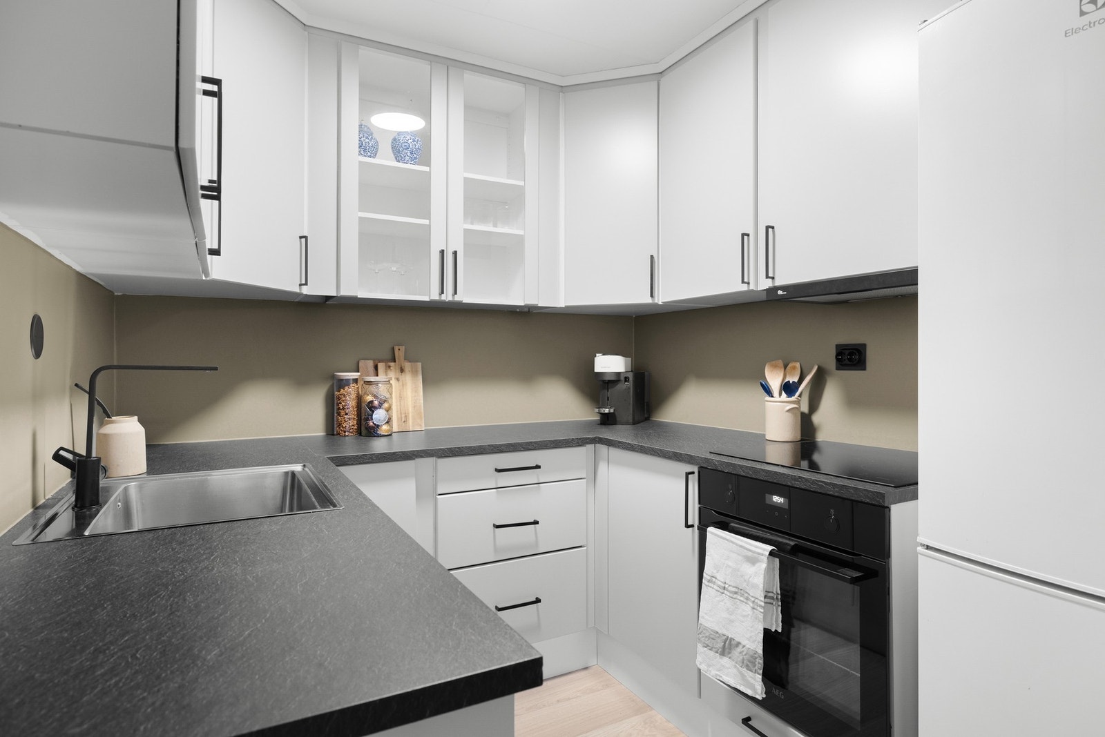 Kjøkkenet er utstyrt med integrert oppvaskmaskin, ovn og platetopp, samt frittstående kjøleskap. Galleribilde