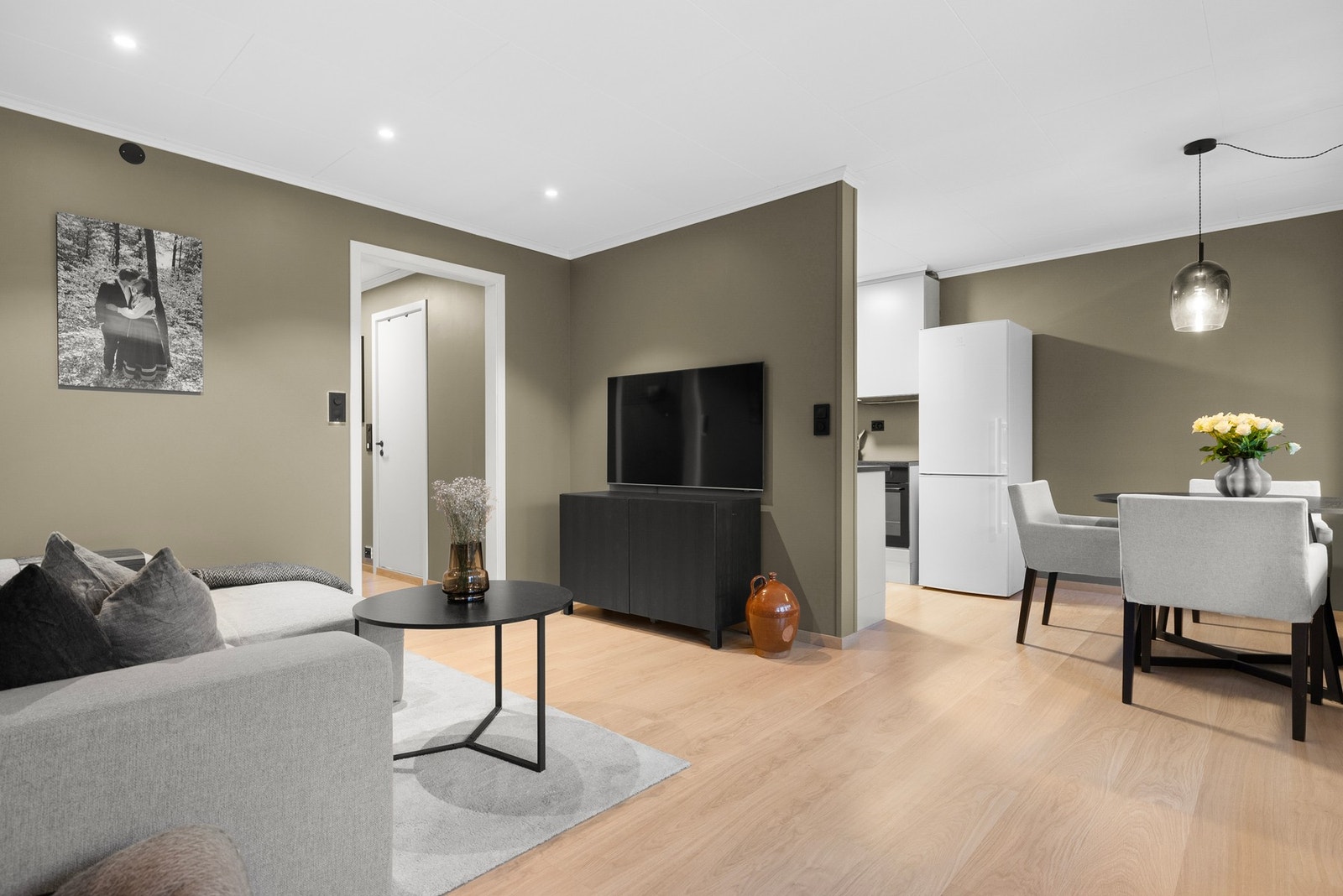 Velkommen til en lettstelt og tiltalende 2-roms leilighet med idyllisk beliggenhet på fredelige Torsrød i Stavern. Galleribilde