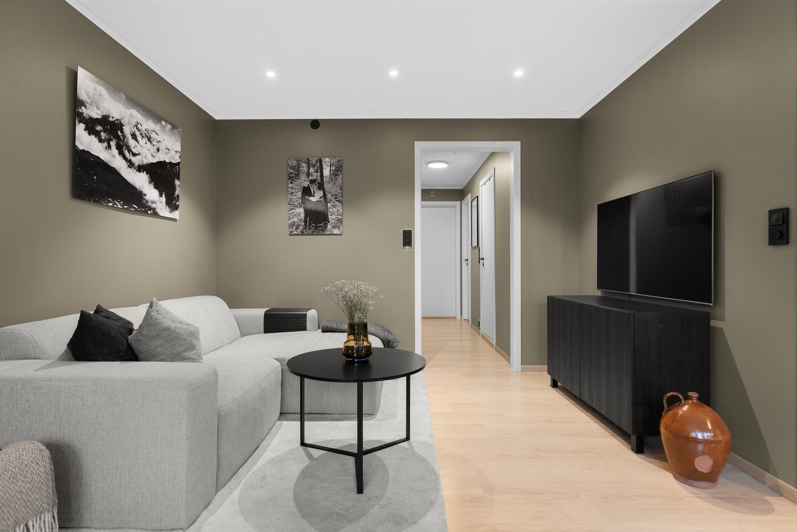 Leiligheten er malt i en moderne og harmonisk fargepalett og fremstår gjennomgående tidsriktig med god standard. Galleribilde