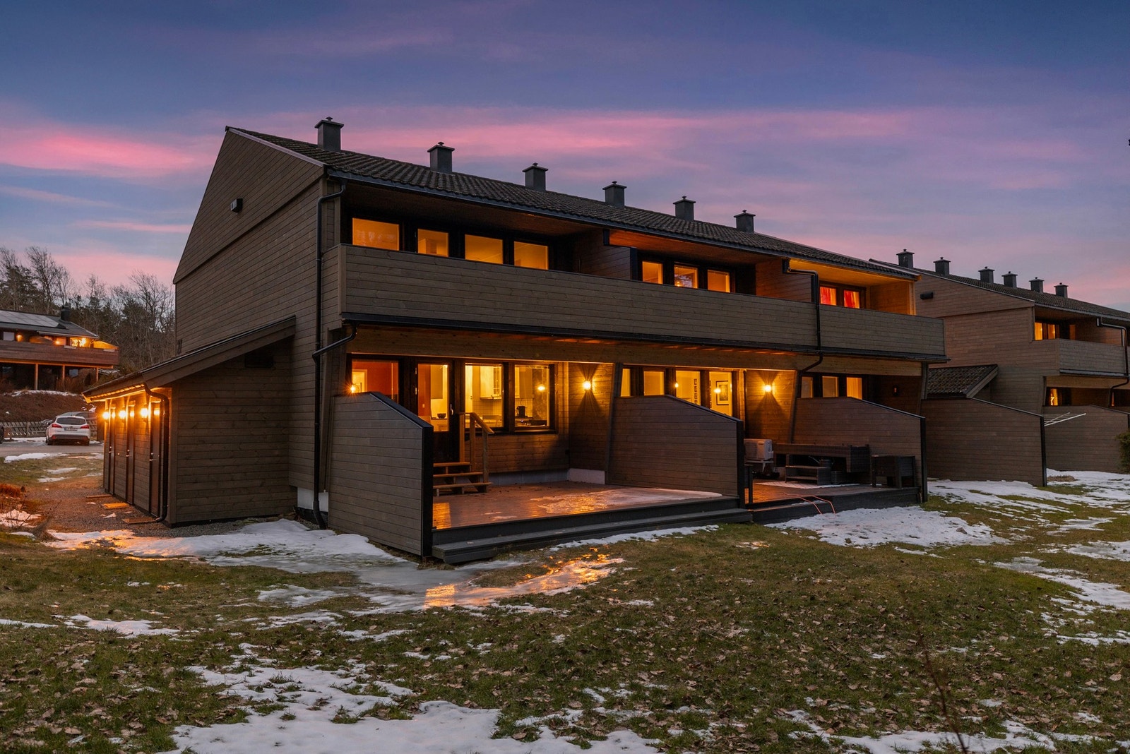 Lagringsplass finnes både i innvendig bod og i egen bod i felles bodbygg ved enden av rekkehuset, til høyre i bildet. Galleribilde