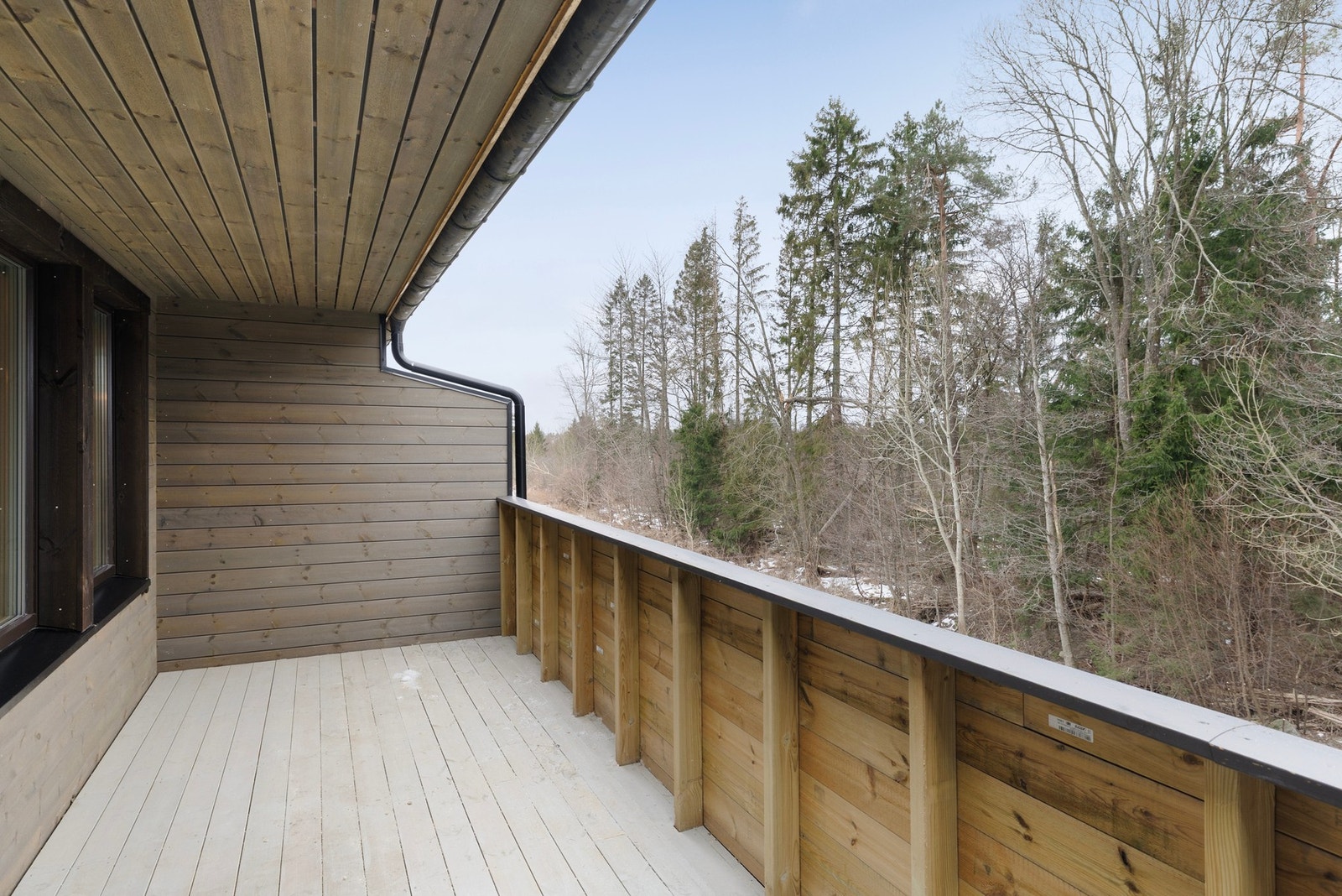 Fra stuen er det utgang til en vestvendt og overbygget veranda - et herlig uteområde med gode solforhold. Galleribilde