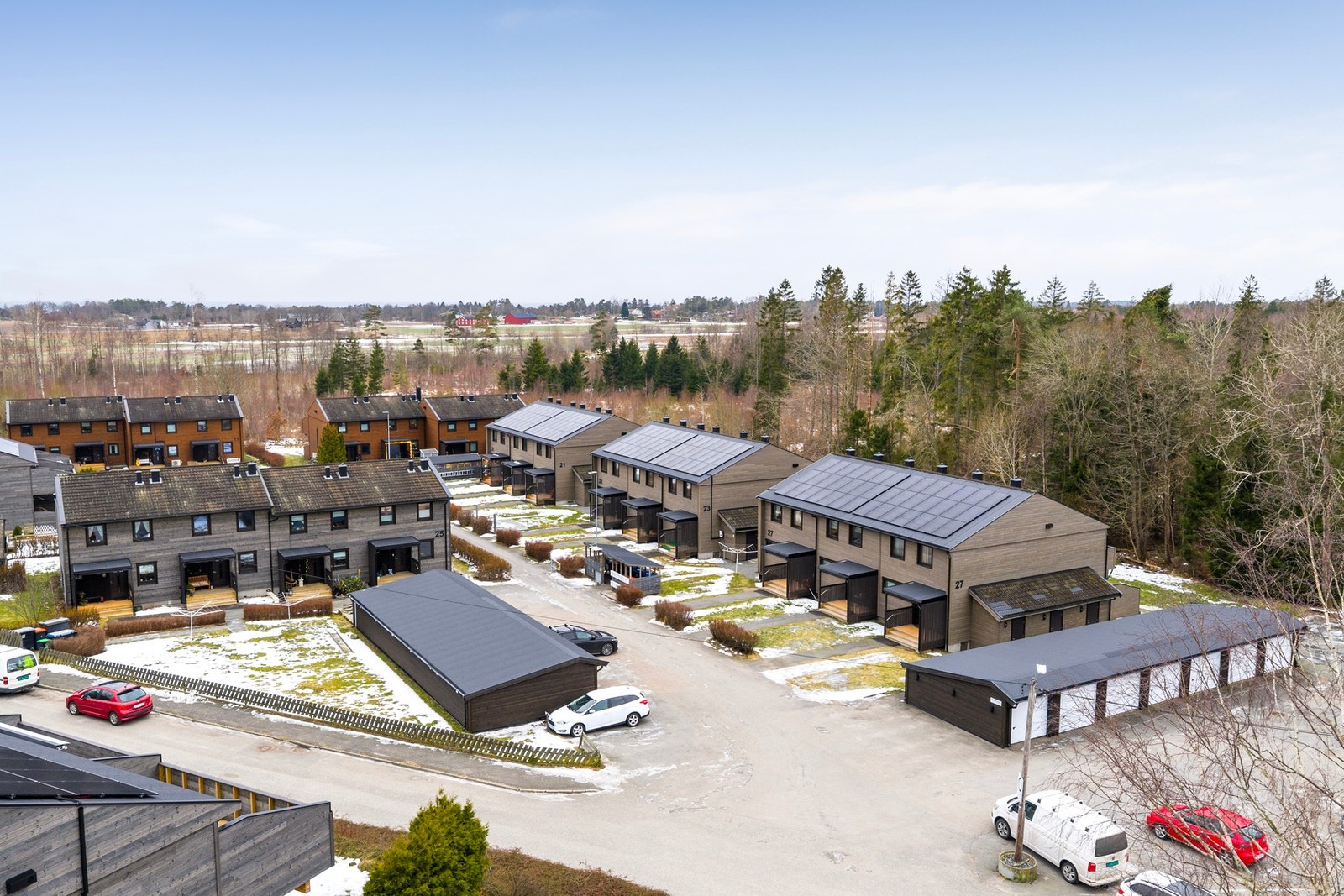 Her bor du i et rolig, veletablert og naturnært boligområde med kort avstand til Stavern sentrum og nærhet til flotte turområder, kyststier og sjøen. Galleribilde