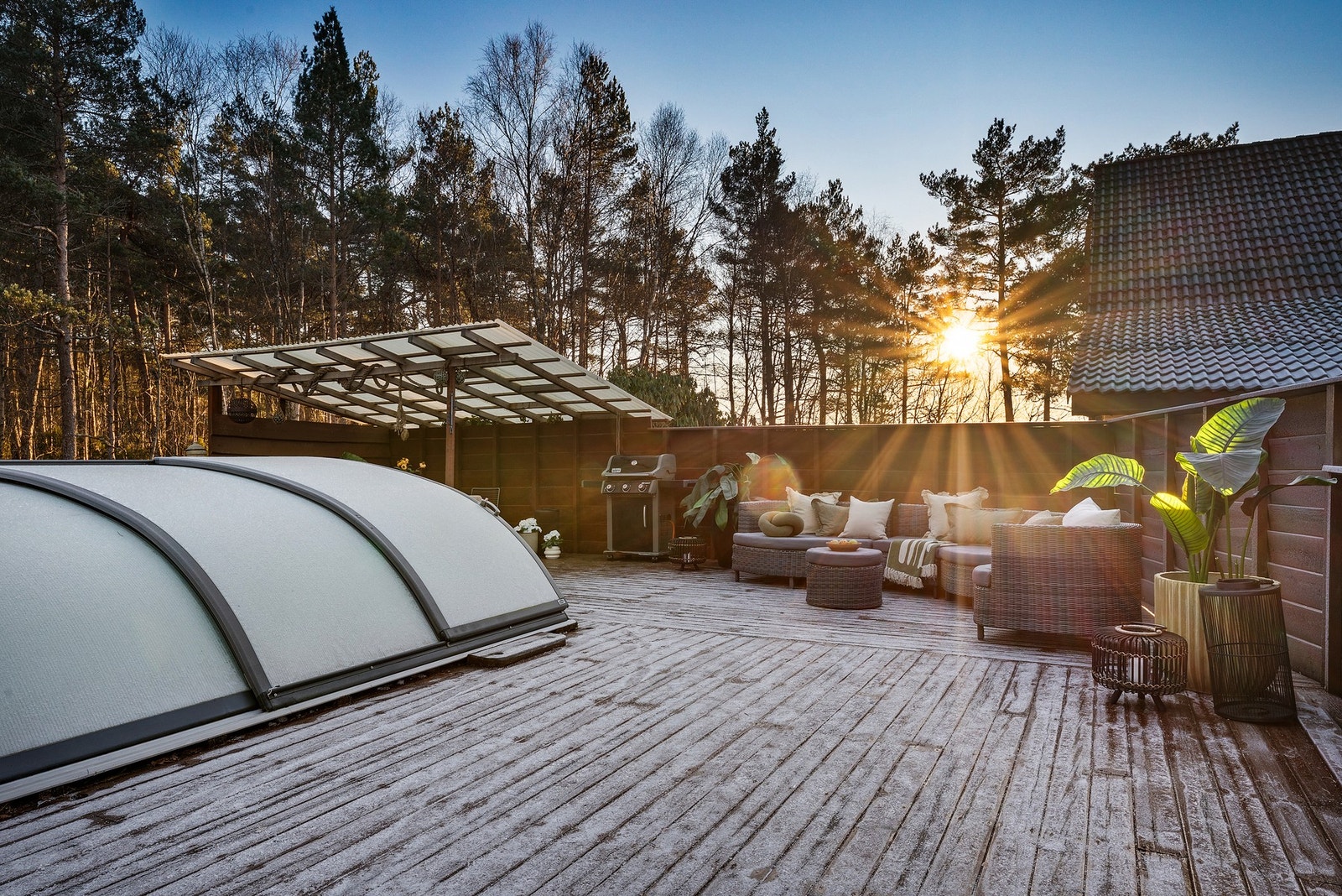 - Stort flott terrasseområde som innbyr til mye kos og hyggelige stunder i sommerhalvåret - Galleribilde