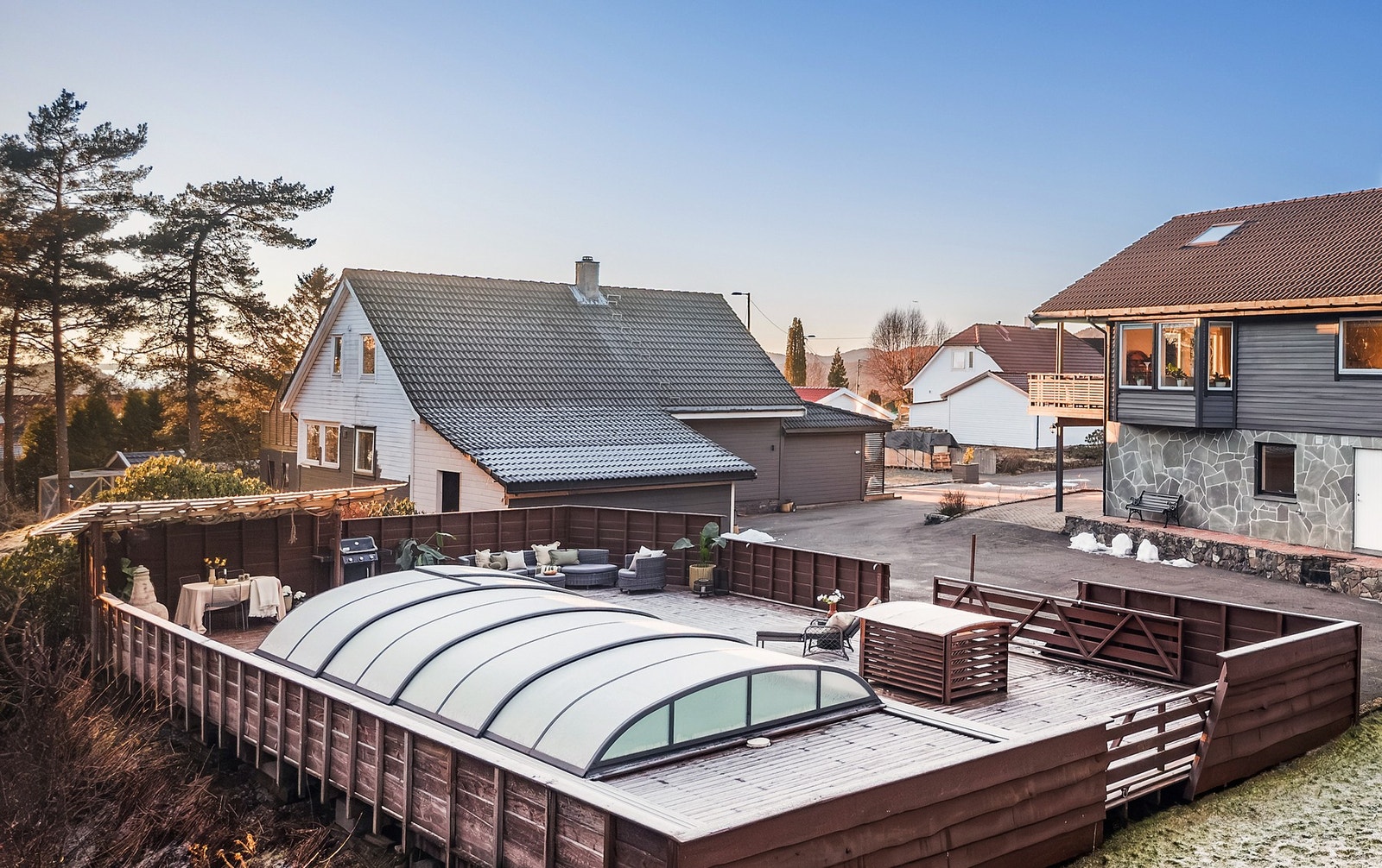 - Boligen har eget svømmebasseng i hagen, pent opp arbeidet med terrasse rundt og plen på siden - Galleribilde