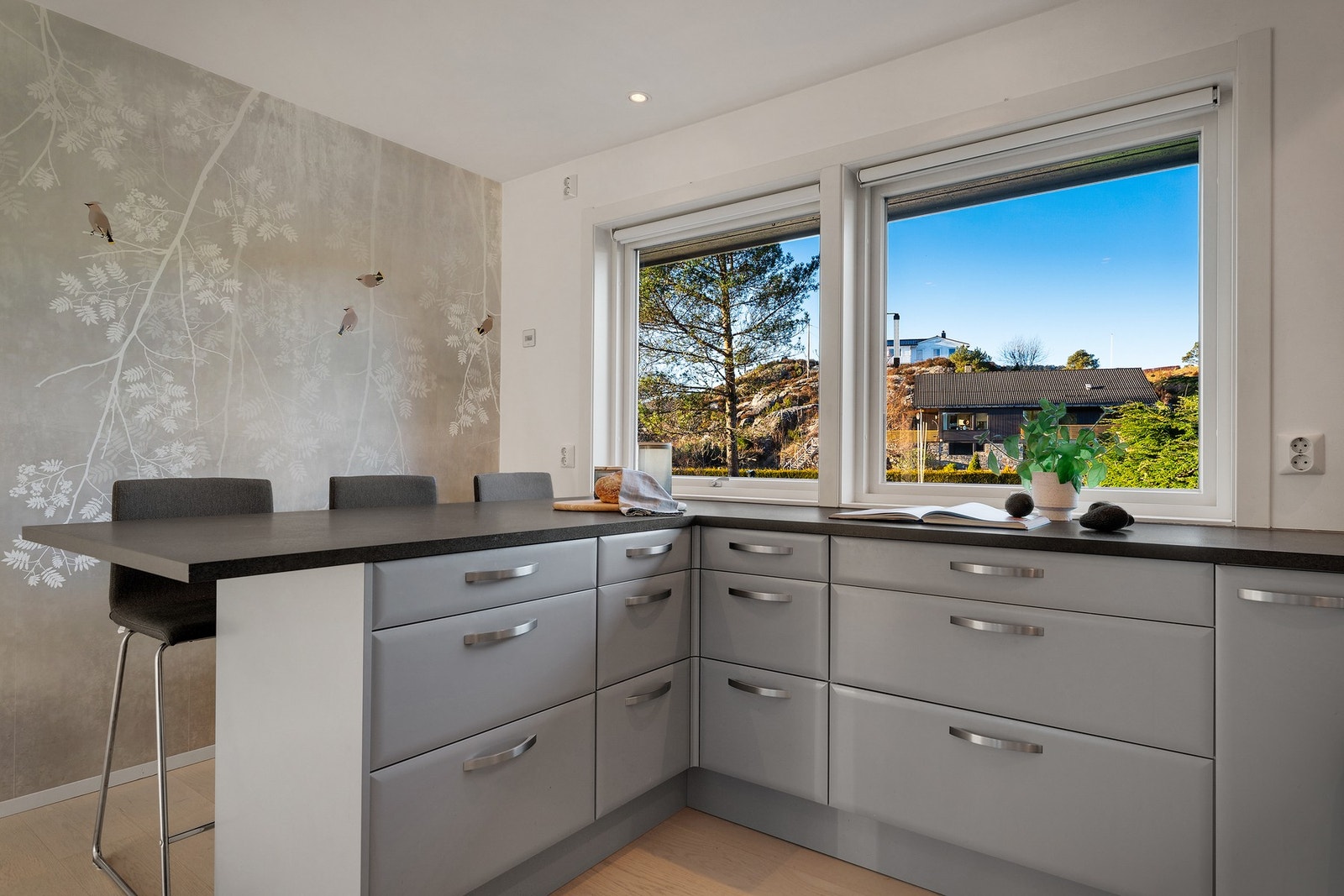 - En praktisk barløsning skaper et sosialt kjøkken og perfekt frokostplass - Galleribilde