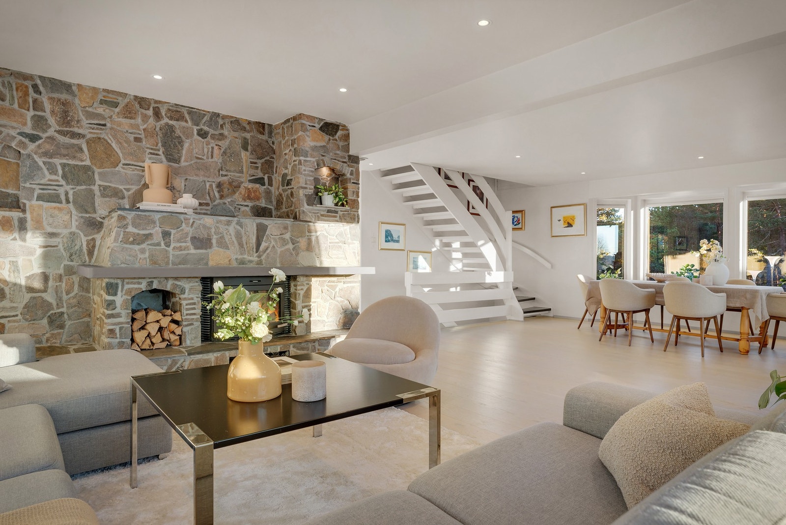 - Stuen er romslig og har god plass til både sofagruppe og spisebord i naturlige soner - Galleribilde