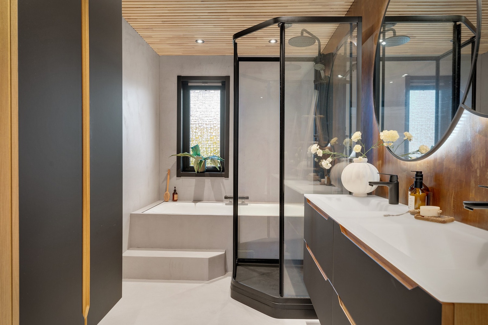 - Badet fremstår moderne og innbydende med microsement på gulv og vegger - Galleribilde