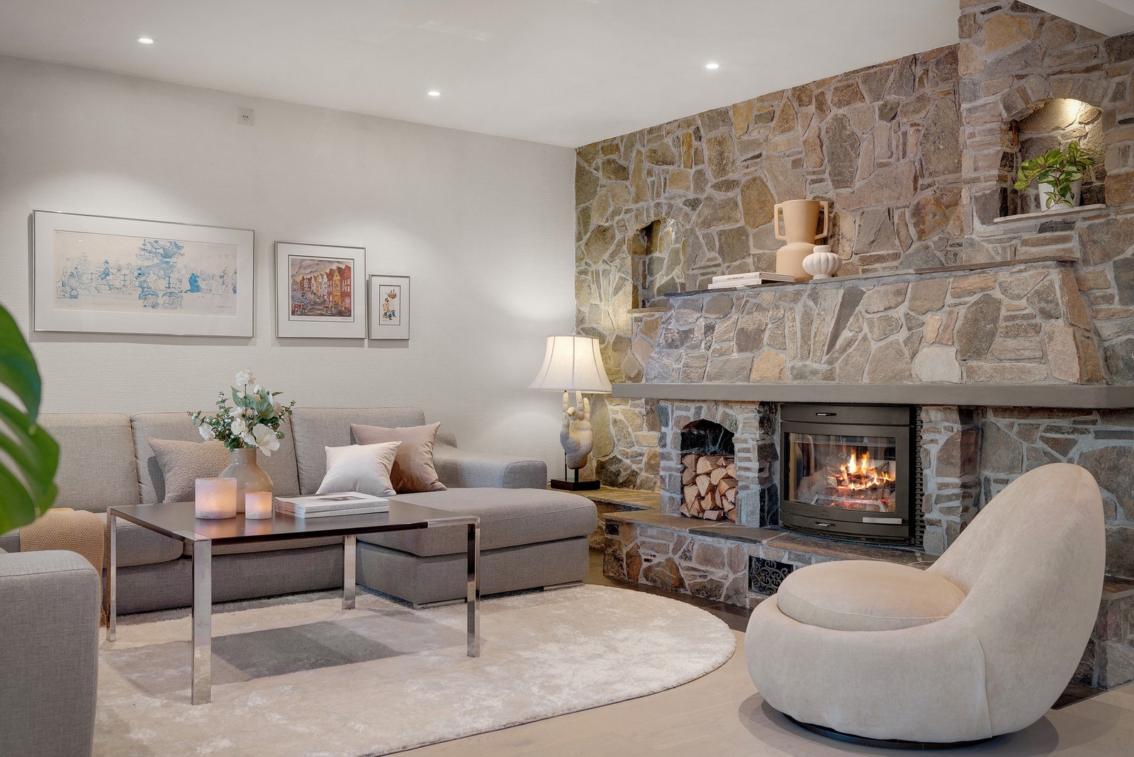 - Her er det peis med rentbrennende ovn som ble installert i 2019 - Galleribilde