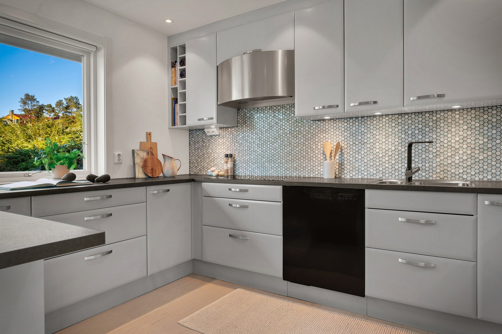 - Kjøkkenet er pent og funksjonelt med Sigdal innredning fra 2017 med slette fronter - Galleribilde