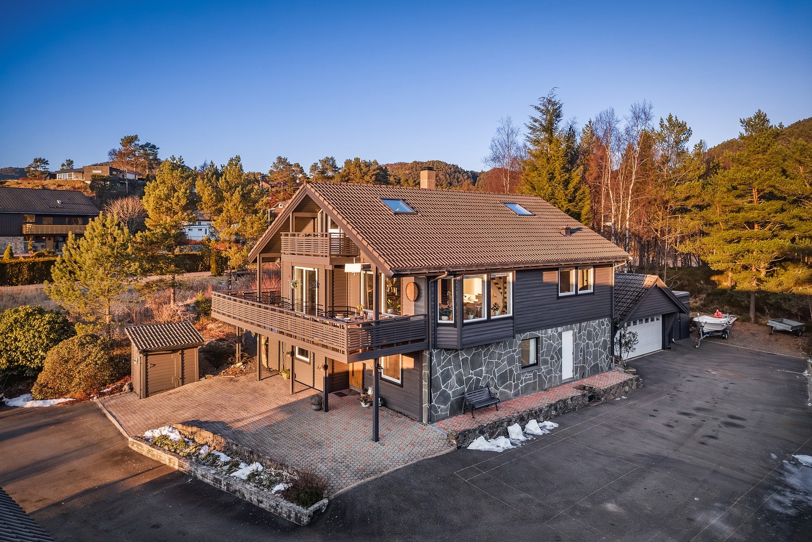 - En stor og flott enebolig med dobbel garasje og eget utendørs basseng - Galleribilde