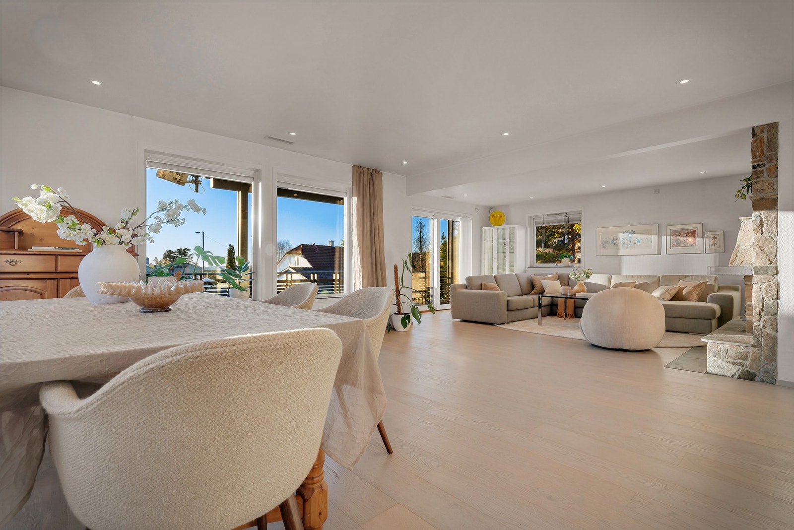 - Stue og kjøkken har 1-stavs eikeparkett, som gir et moderne og eksklusivt preg - Galleribilde