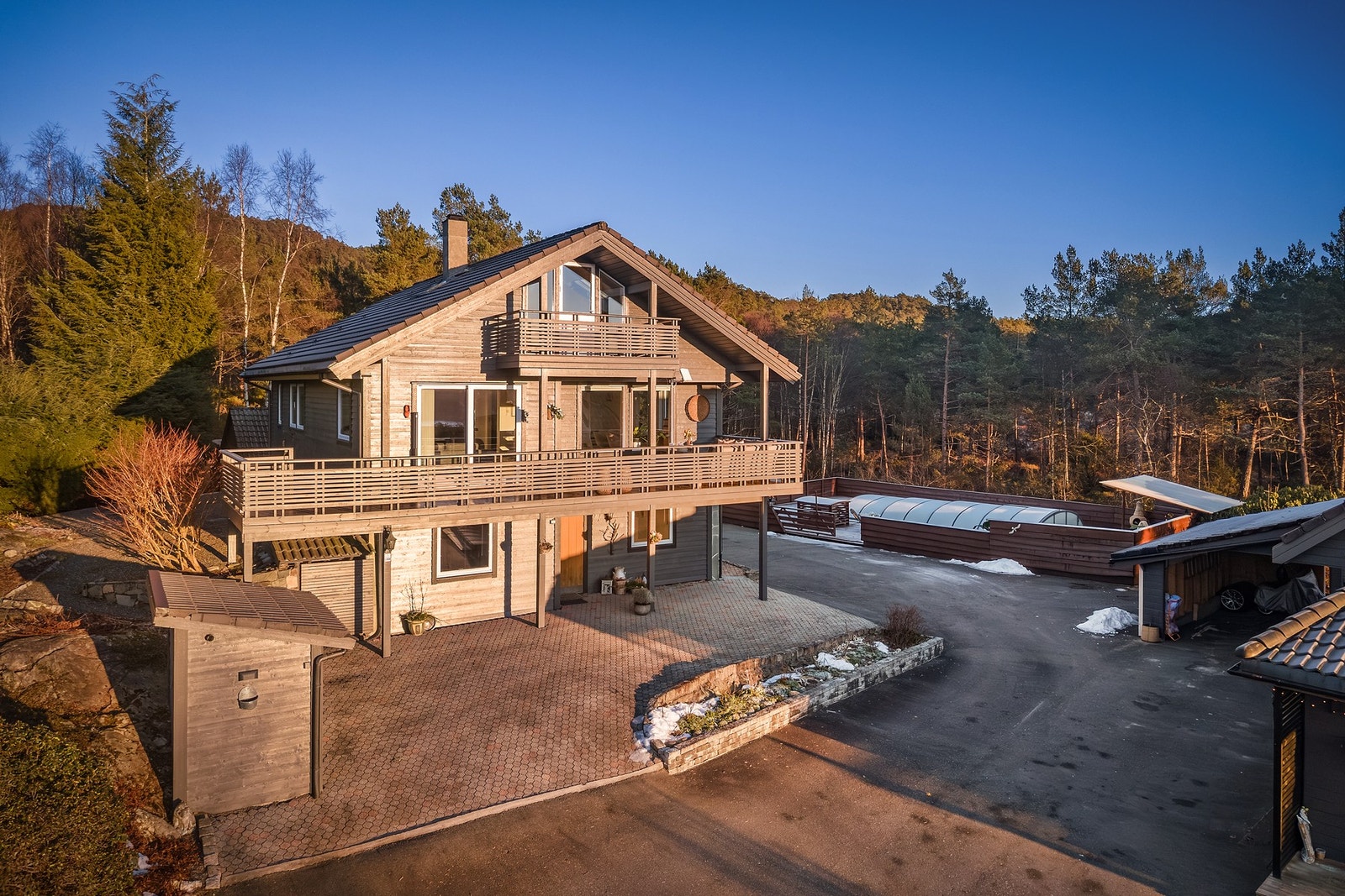 - Romslig tomt med asfaltert innkjørsel, garasje, plen og basseng med terrasse - Galleribilde