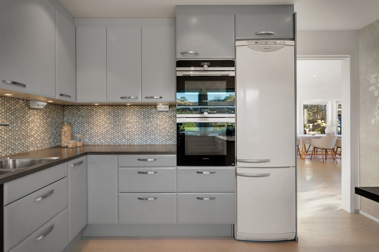 - Kjøkkenet er utstyrt med integrerte hvitevarer som stekeovn med damp, stekeovn med micro, platetopp med induksjon, ventilator og oppvaskmaskin - Galleribilde