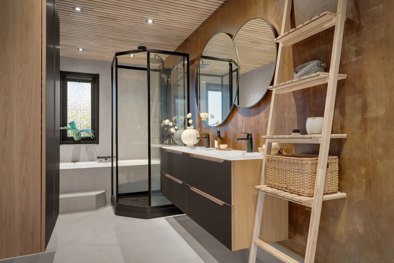 - Herfra er det direkte tilgang til et svært romslig og lekkert bad som ble delvis oppgradert i 2022 - Galleribilde