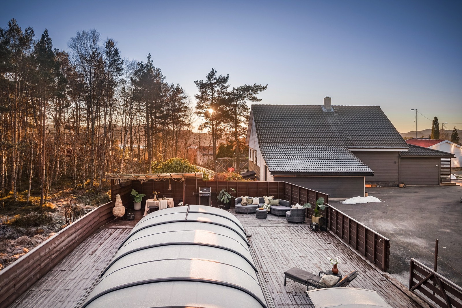 - Uteområdet byr på et stort inngjerdet terrassedekke med basseng. Bassenget har ikke vært i bruk de siste seks årene, og det må påregnes kontroll og eventuell utbedring før bruk - Galleribilde