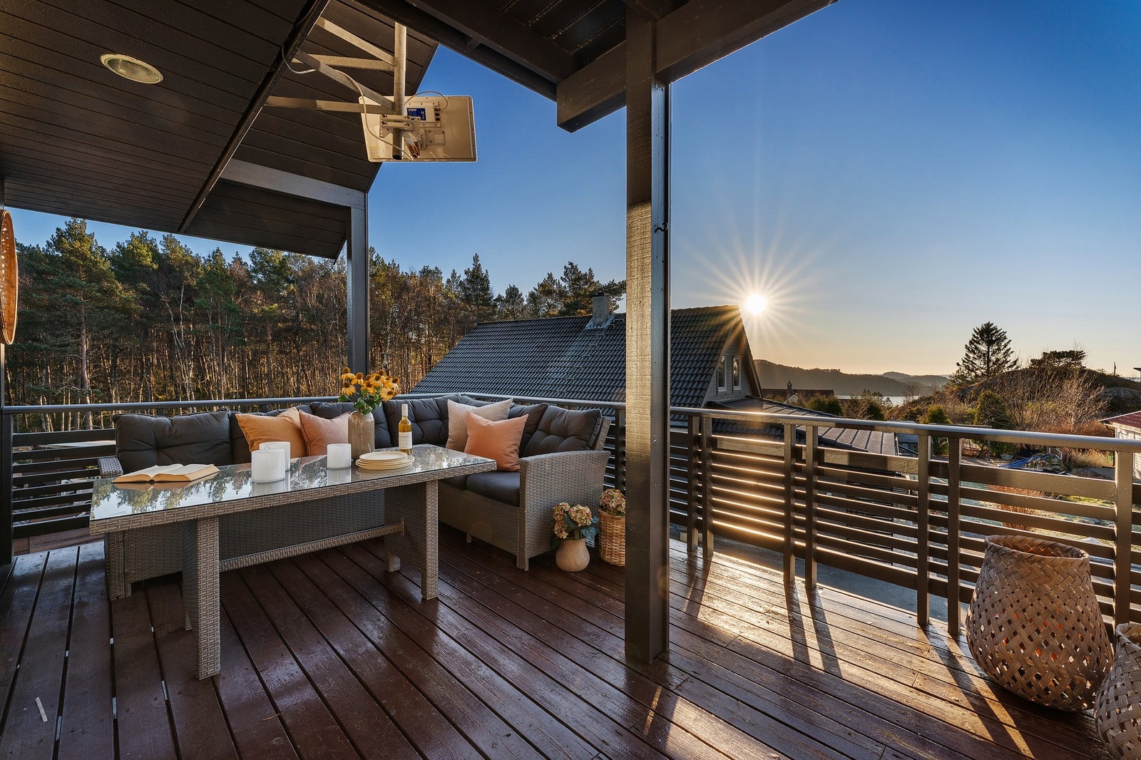 - Fra stuen er det utgang til en romslig terrasse med flott utsikt og svært gode solforhold - Galleribilde