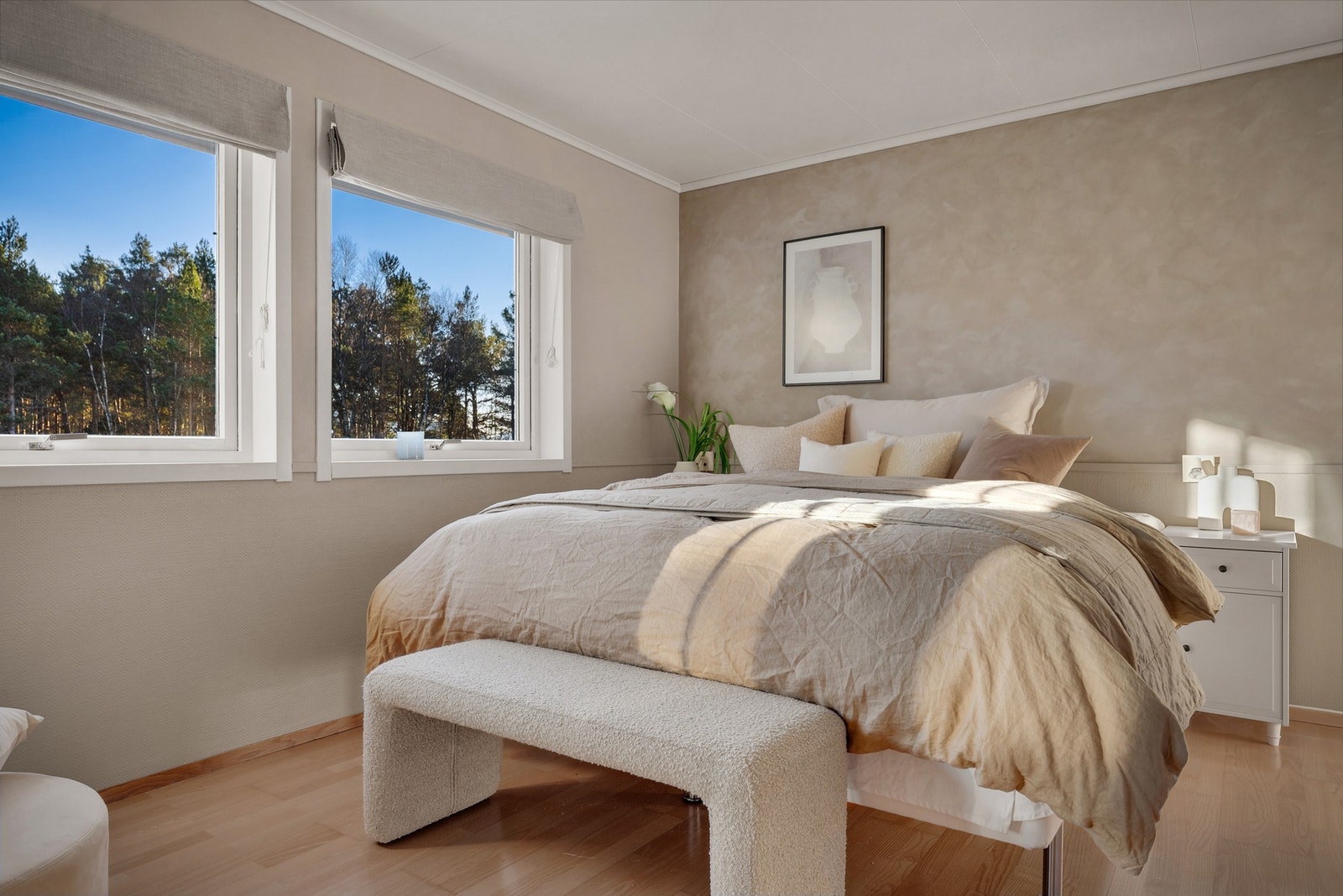 - Videre har man et romslig og flott hovedsoverom med speilgarderobe - Galleribilde