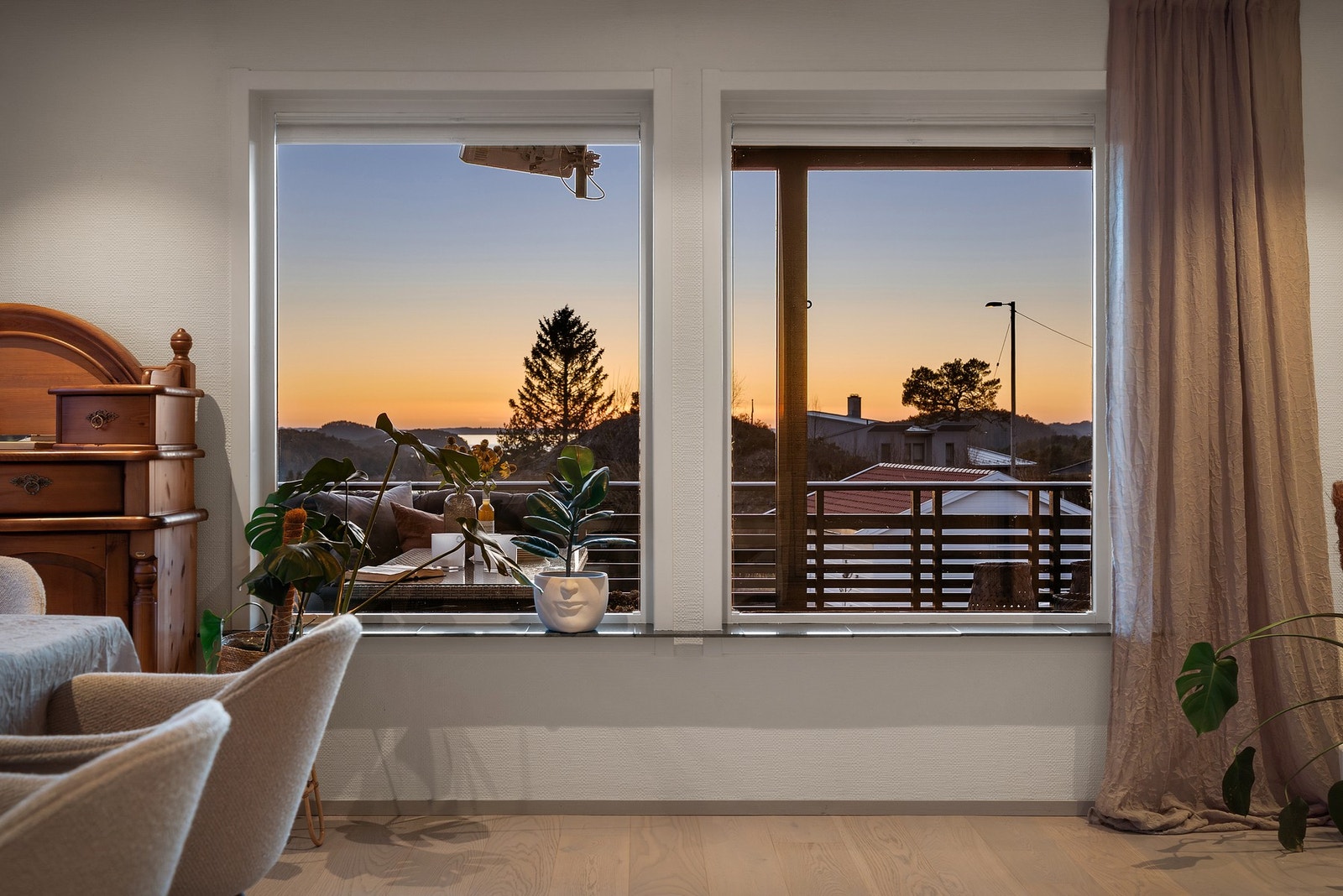 - Nydelig utsikt fra både stue og terrasse - Galleribilde