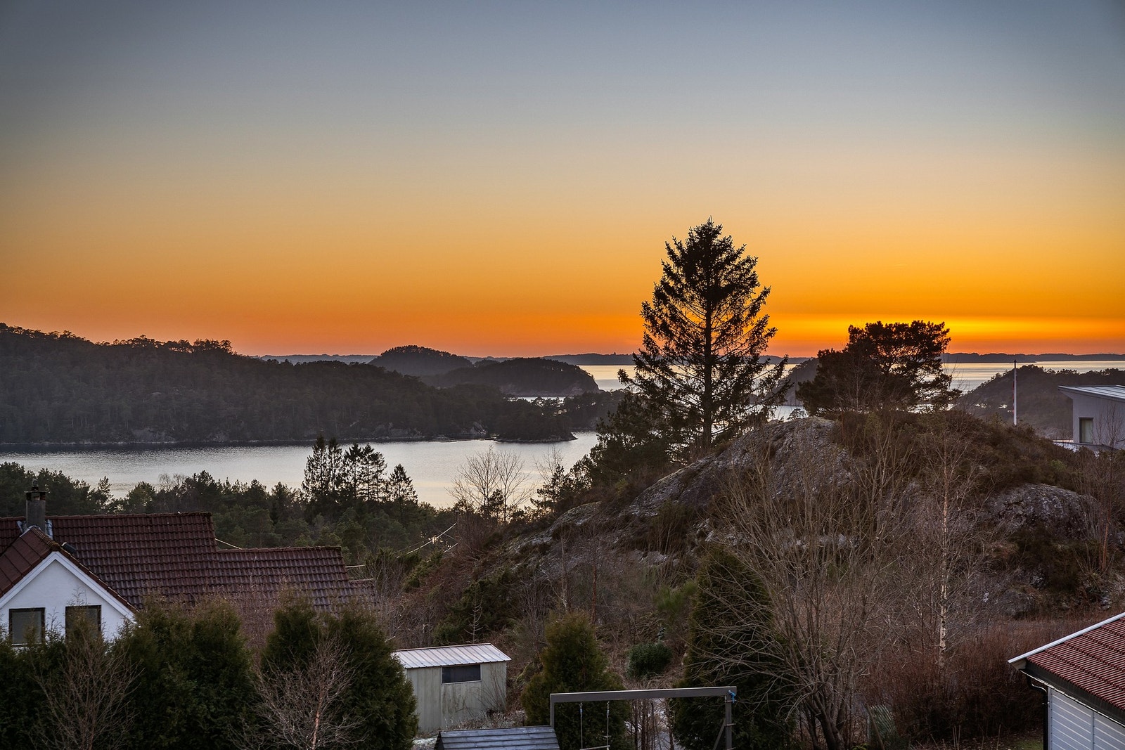 - Her bor man med flott utsikt, svært gode solforhold og stemningsfulle solnedganger - Galleribilde