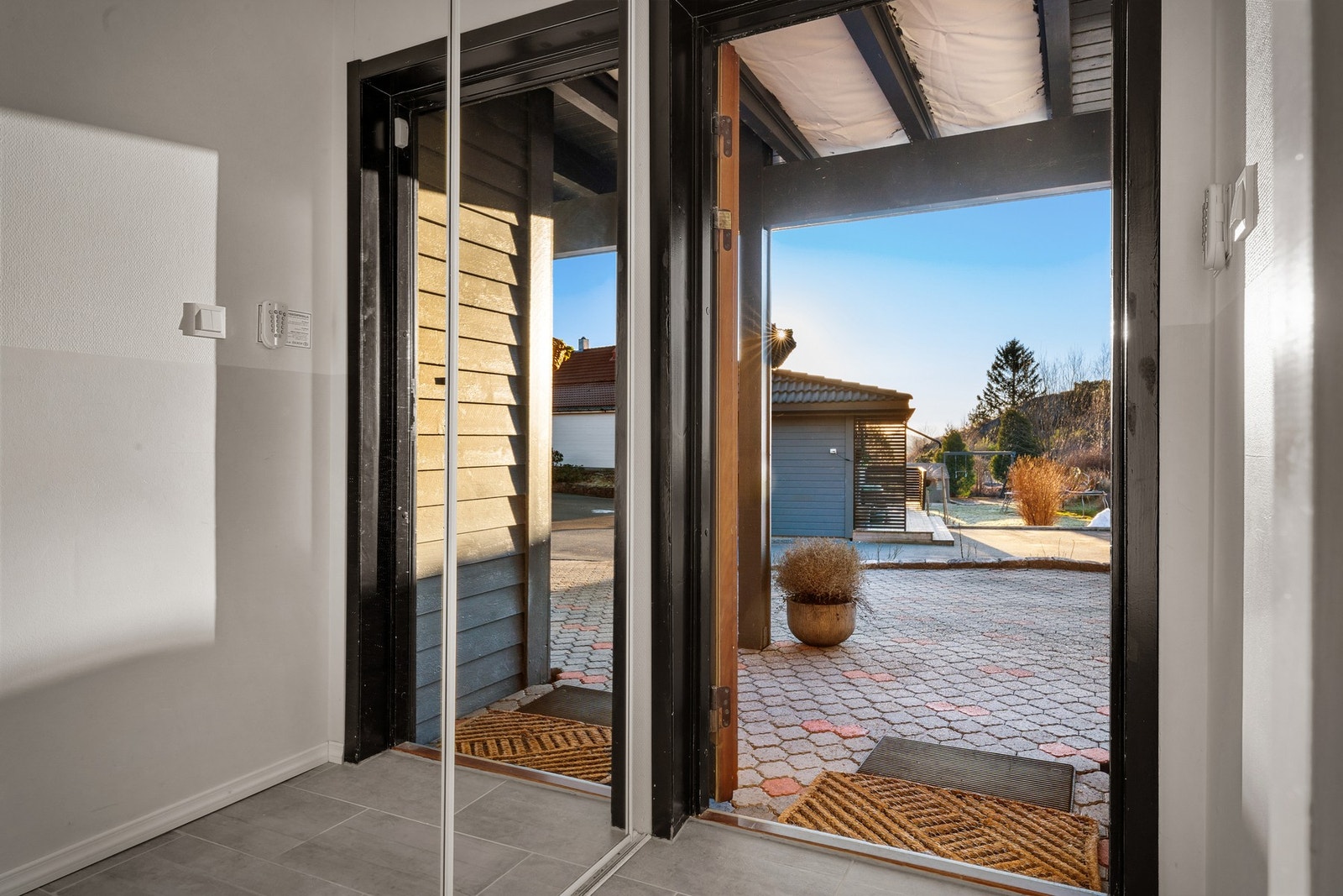 - I boligens 1.etasje møtes man av en romslig entré med flislagt gulv og speilgarderobe som gir rikelig med oppbevaringsplass - Galleribilde