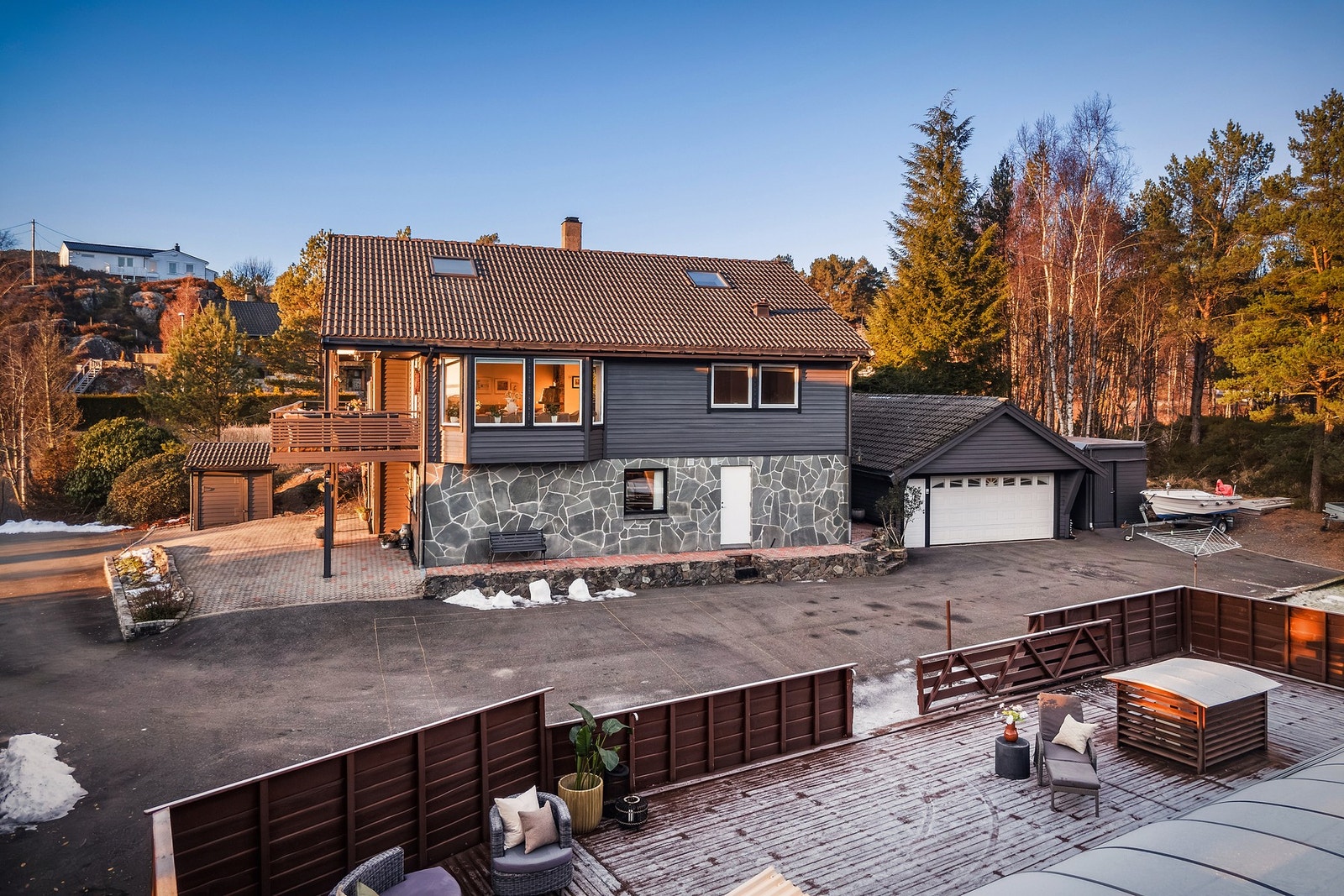 - Garasjen har elbil lader og man kan også parkere på tomten - Galleribilde