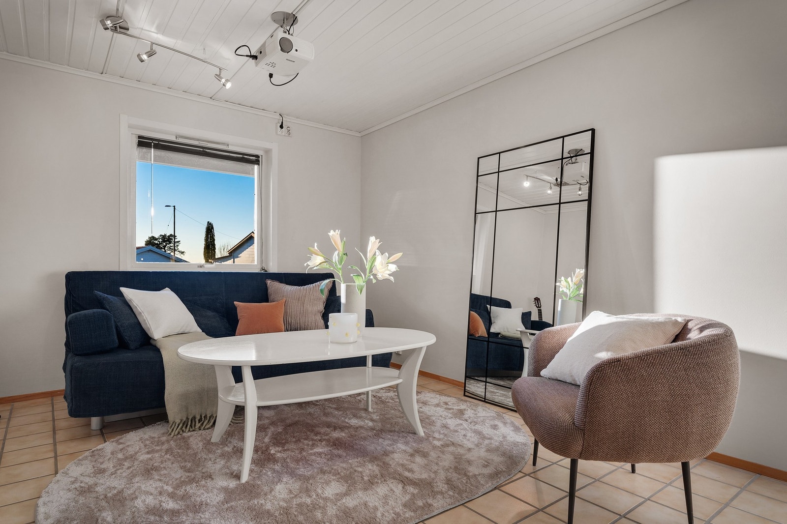 - Stue med flislagt gulv. Dette rommet er originalt godkjent som soverom og hall- Galleribilde