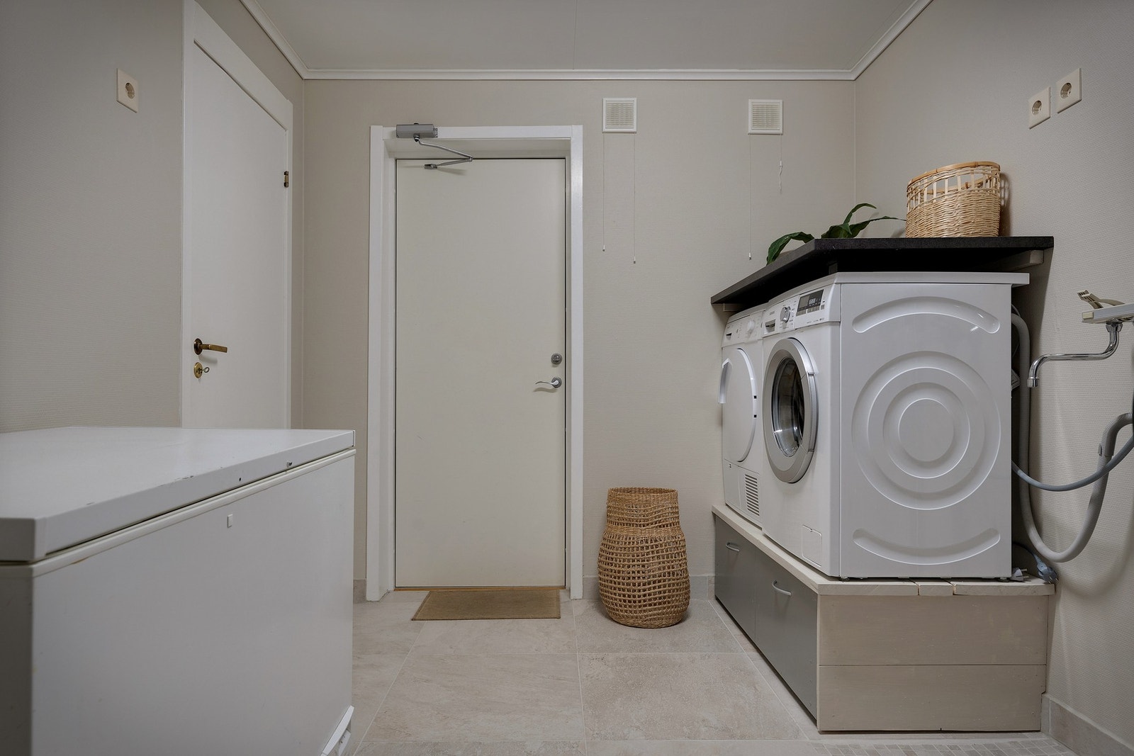 - Vaskerommet har flislagt gulv med gulvvarme og opplegg for vaskemaskin, og i tillegg finnes to boder som gir gode lagringsmuligheter - Galleribilde