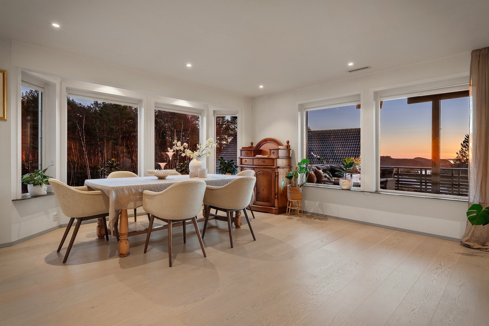 - Det er spotlights i himling som gir behagelig belysning - Galleribilde