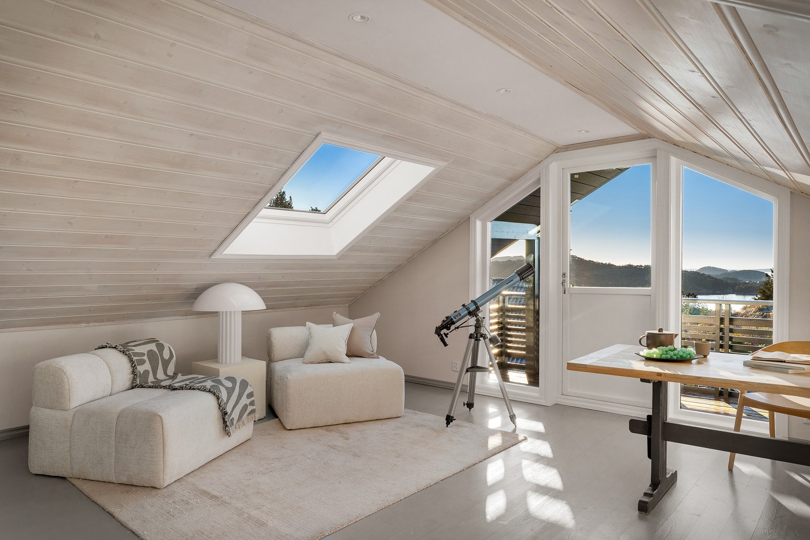 - Loftet er innredet som loftstue/kontor/treningsrom, samt ett soverom og bod - Galleribilde