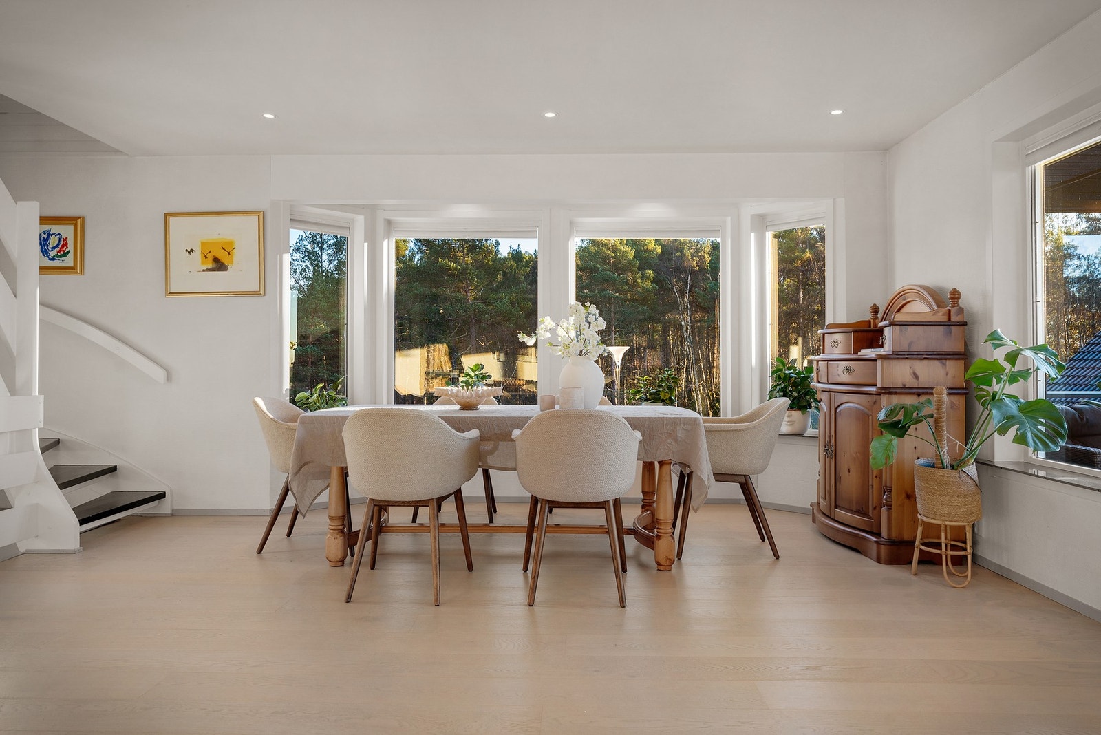 - God plass til stor spisestue - Galleribilde