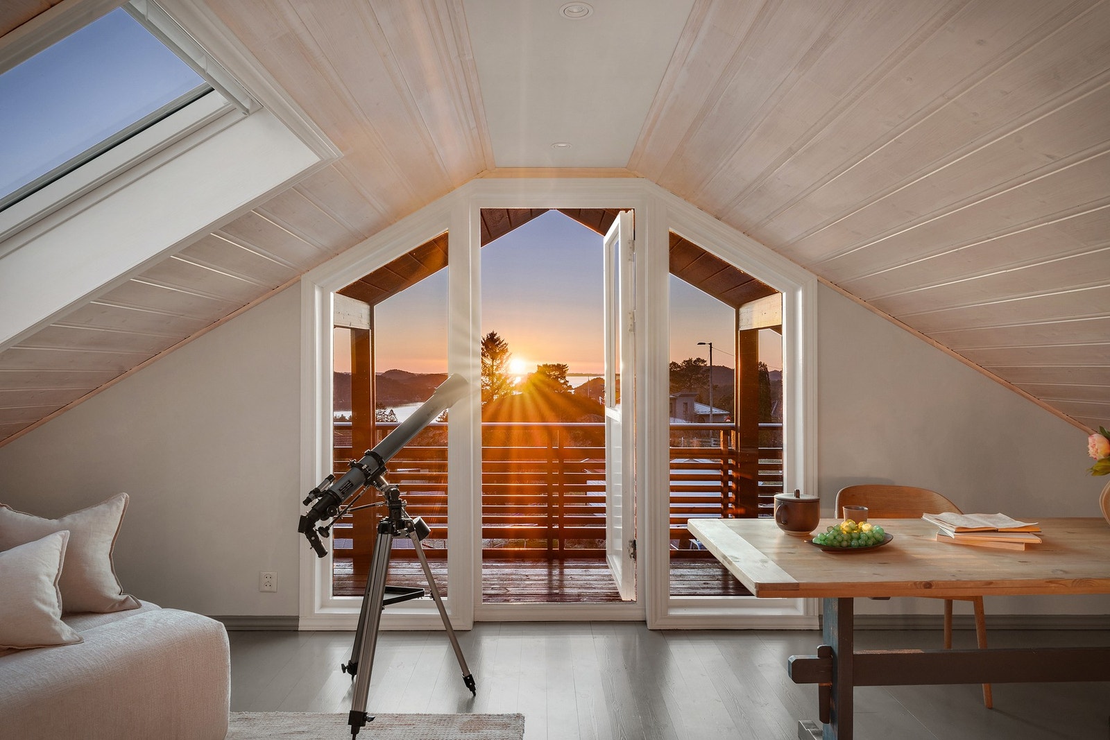 - Loftet har også utgang til egen terrasse med flott utsikt og gode solforhold - Galleribilde