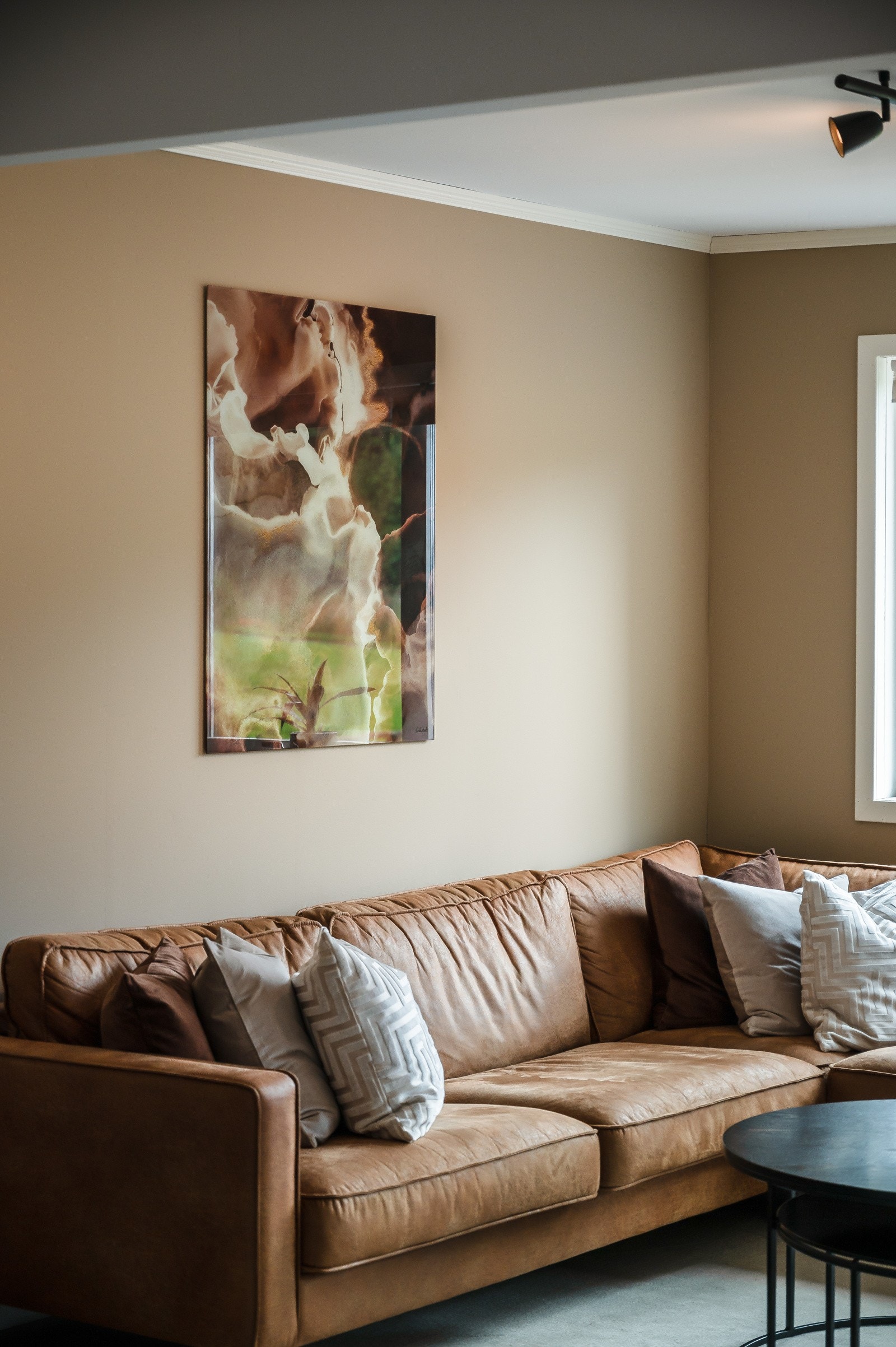 Fargene på veggene gir boligen et svært moderne preg. Galleribilde