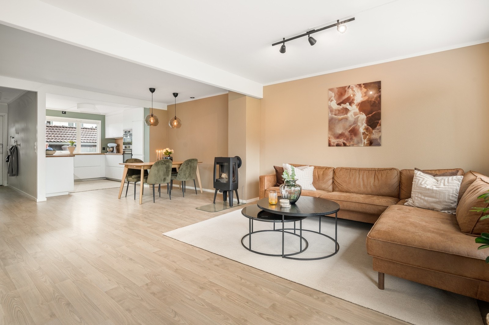 Flott åpen løsning, og vedovn for ekstra kos på mørke vinterkvelder. Galleribilde